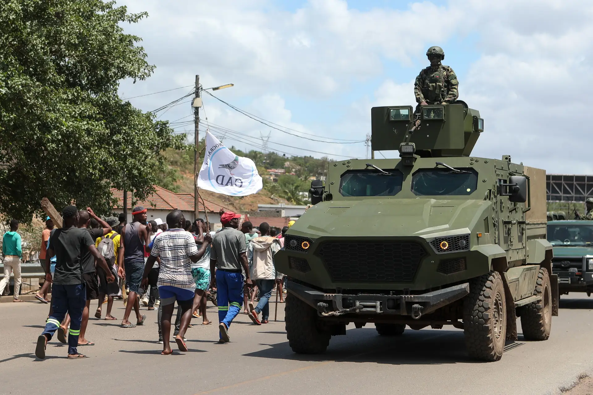 Militares têm patrulhado as ruas que se enchem de manifestantes. No último mês já morreram mais de 60 pessoas em Moçambique, atingidas por balas das autoridades