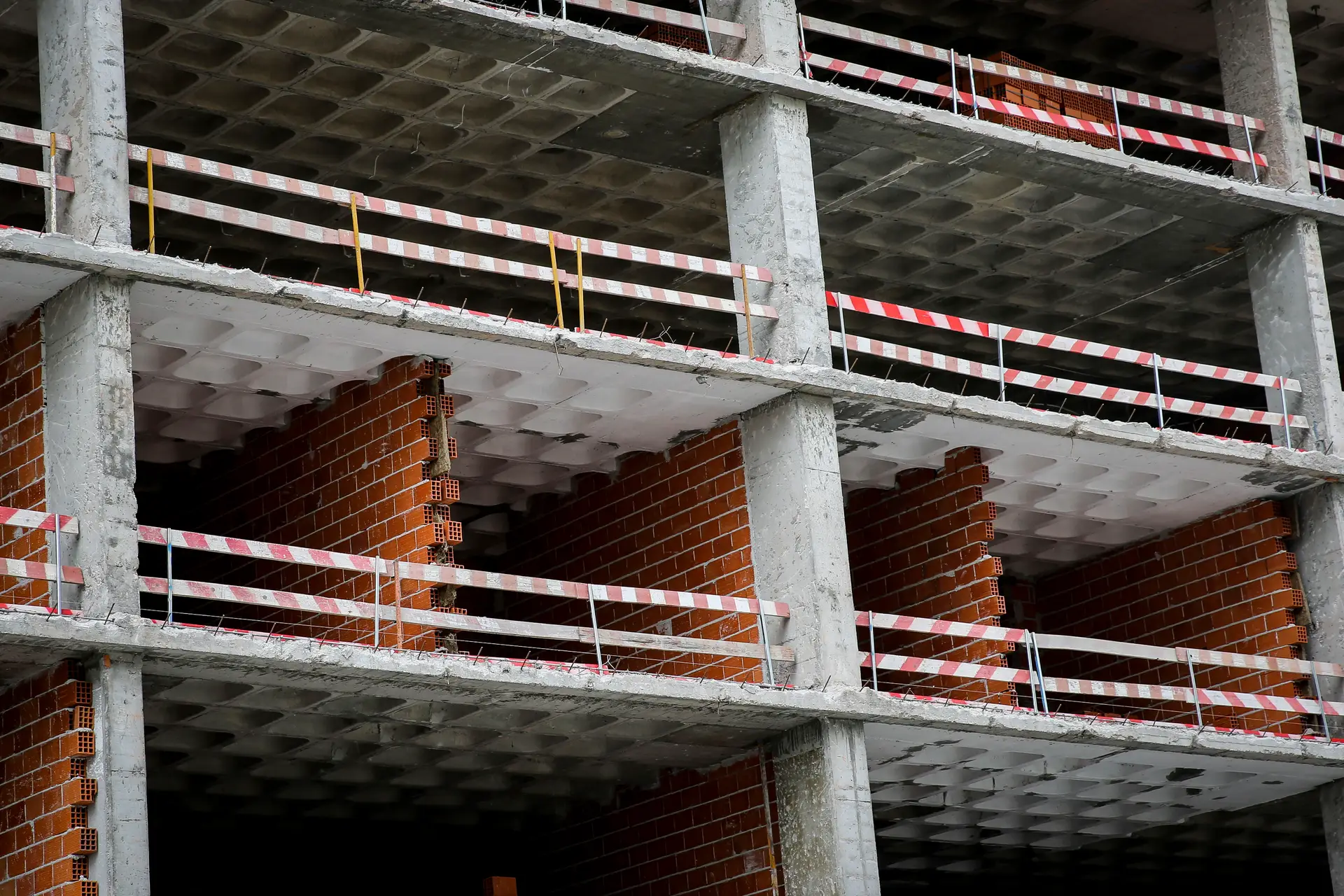 As obras financiadas pelo PRR têm de estar concluídas até ao próximo verão, mas enfrentam falta de mão de obra, concursos desertos e aumento de custos