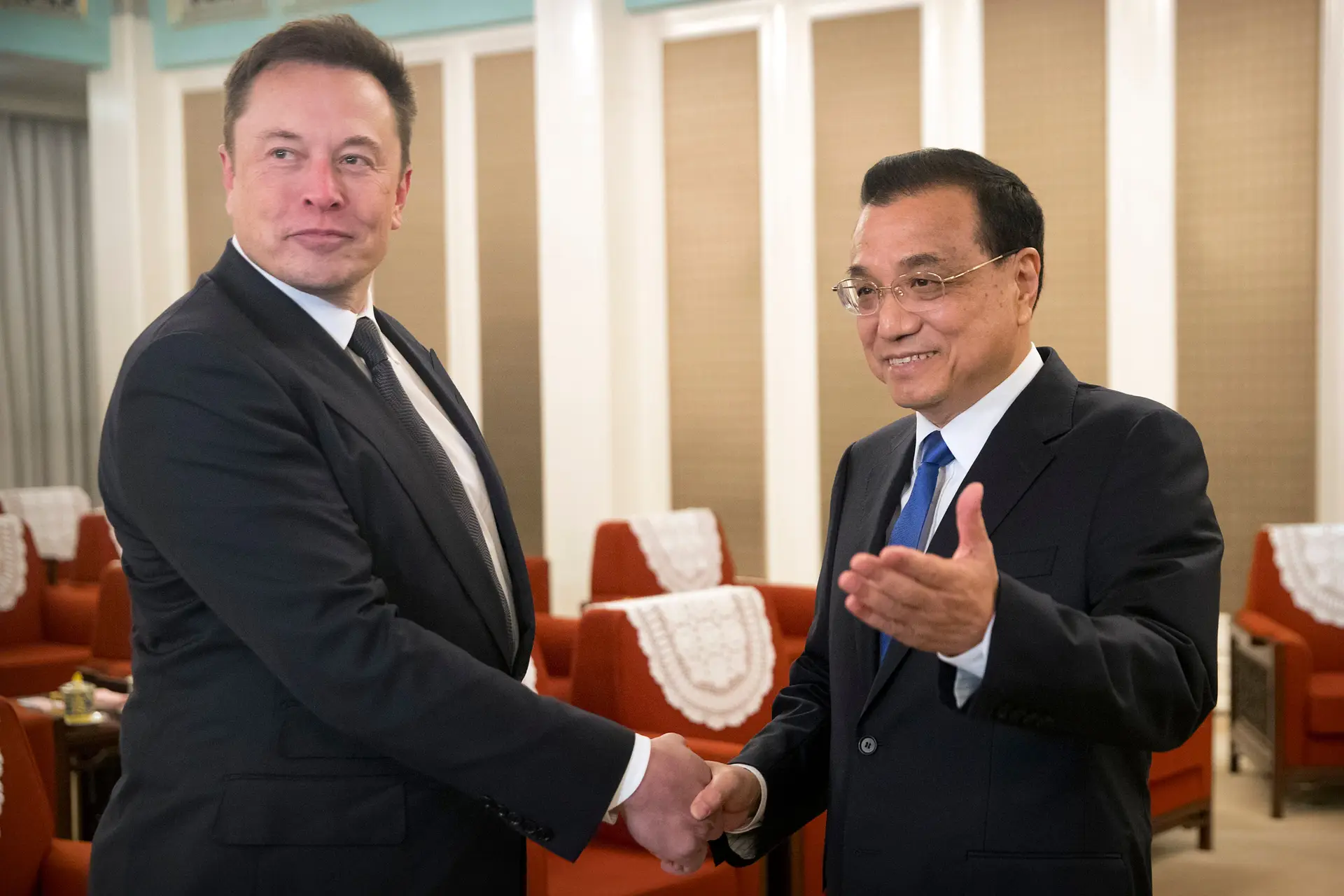 Elon Musk num encontro com o primeiro-ministro chinês, Li Keqiang, em 2018