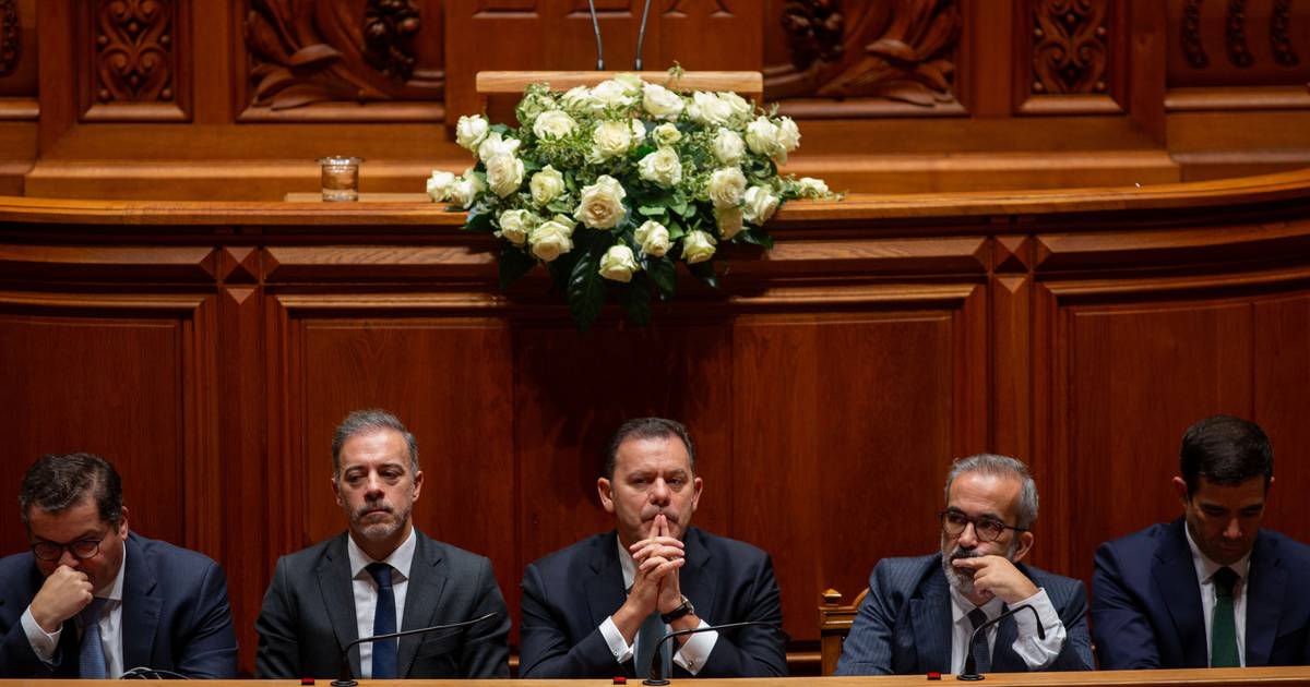 Rosas brancas em vez de cravos nos 50 anos do 25 de Novembro: Eanes já confirmou presença na cerimónia