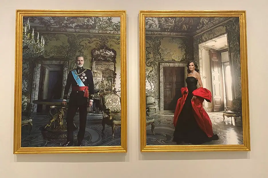 Annie Leibovitz fotografou os reis de Espanha. O díptico está em exposição no Banco de Espanha