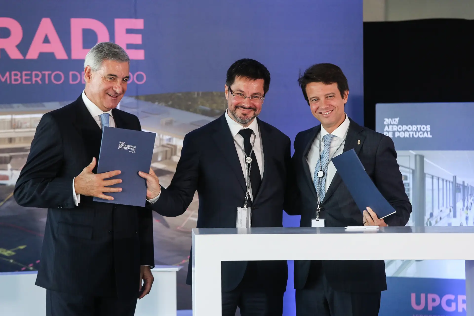 O Presidente do Conselho de Administração da ANA e o presidente executivo, respetivamente José Luís Arnaut e Thierry Liggonière, e o presidente da Mota-Engil, na assinatura do contrato das obras no Aeroporto Humberto Delgado.