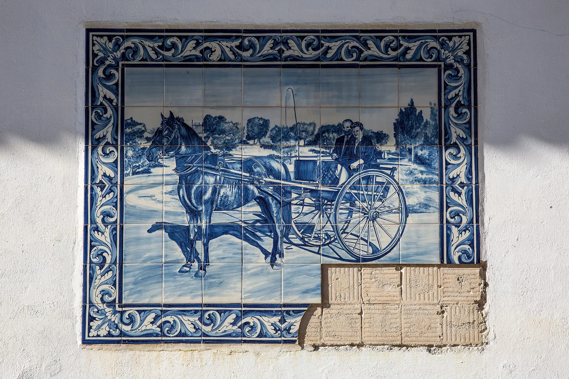 A passagem de Salazar pela propriedade está retratada em azulejos na moradia