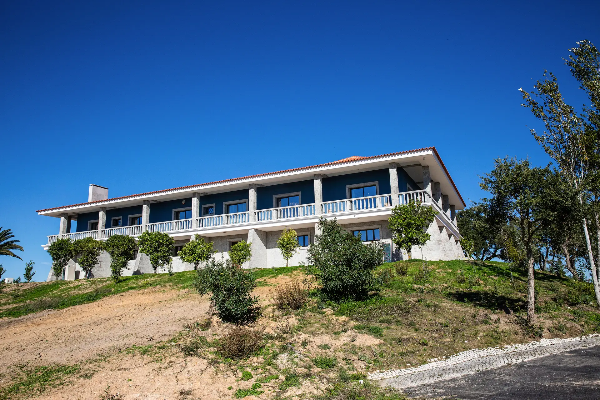 A moradia principal da Quinta do Brinçal está recuperada e pronta a receber visitantes. “É uma espécie de casa presidencial. Houve uma inauguração com uma primeira reunião com alguns dos maiores empresários de Portugal”, conta Marco Galinha, referindo que quando tomou posse da propriedade “estava tudo destruído, só não rebentaram a pedra”. Nas paredes foram colocados quadros a evocar as batalhas portuguesas. A decoração foi feita pela mulher do empresário, Alina Belo