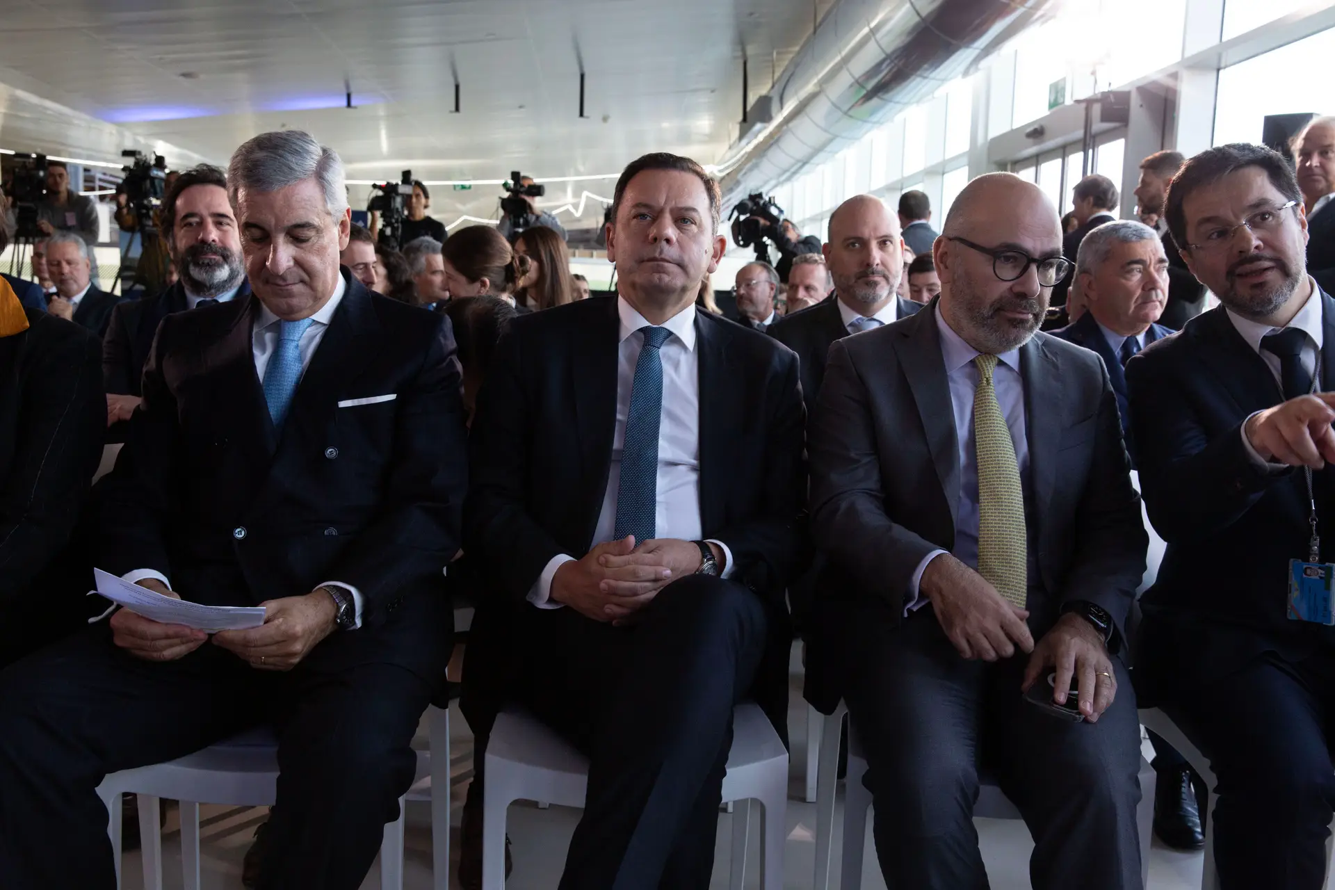 O primeiro-ministro e o ministro das Infraestruturas ladeados por José Luís Arnaut, presidente do conselho de administração da ANA, e por Thierry Ligonnière, CEO da concessionária
