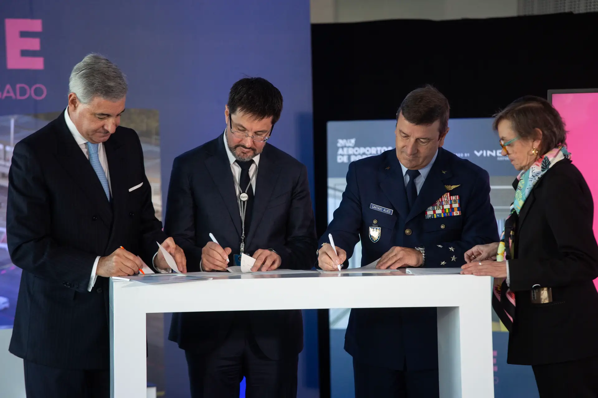 José Luís Arnaut e THierry Ligonnière, respetivamente presidente do conselho de administração e CEO da ANA - Aeroportos de Portugal assinam protocolo com o chefe do Estado-Maior da Força Aérea, João Cartaxo Alves para cedência de Figo Maduro para uso civil