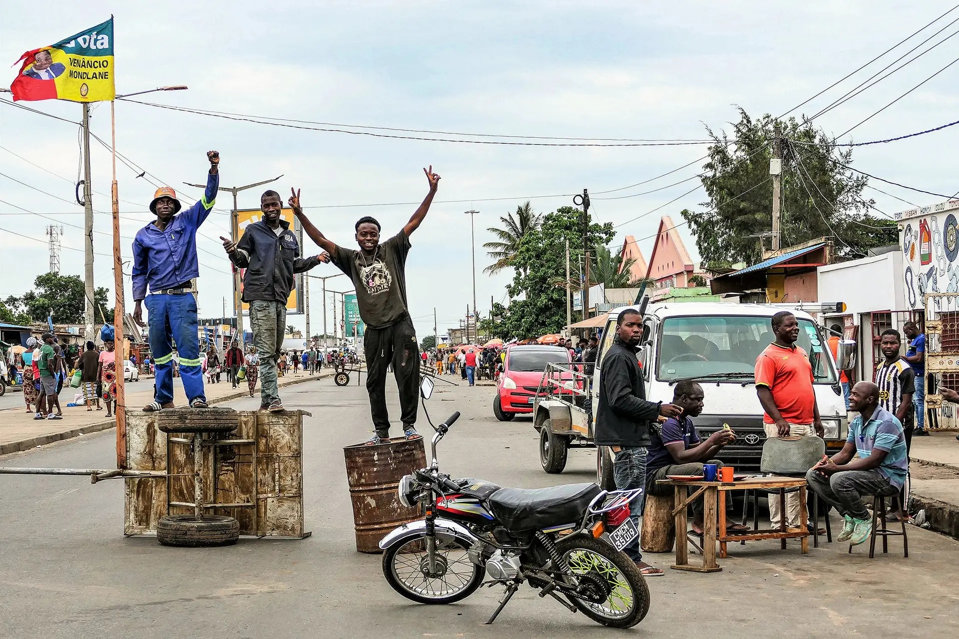 Populares numa estrada bloqueada em Maputo, em protesto pelos resultados eleitorais, esta quinta-feira