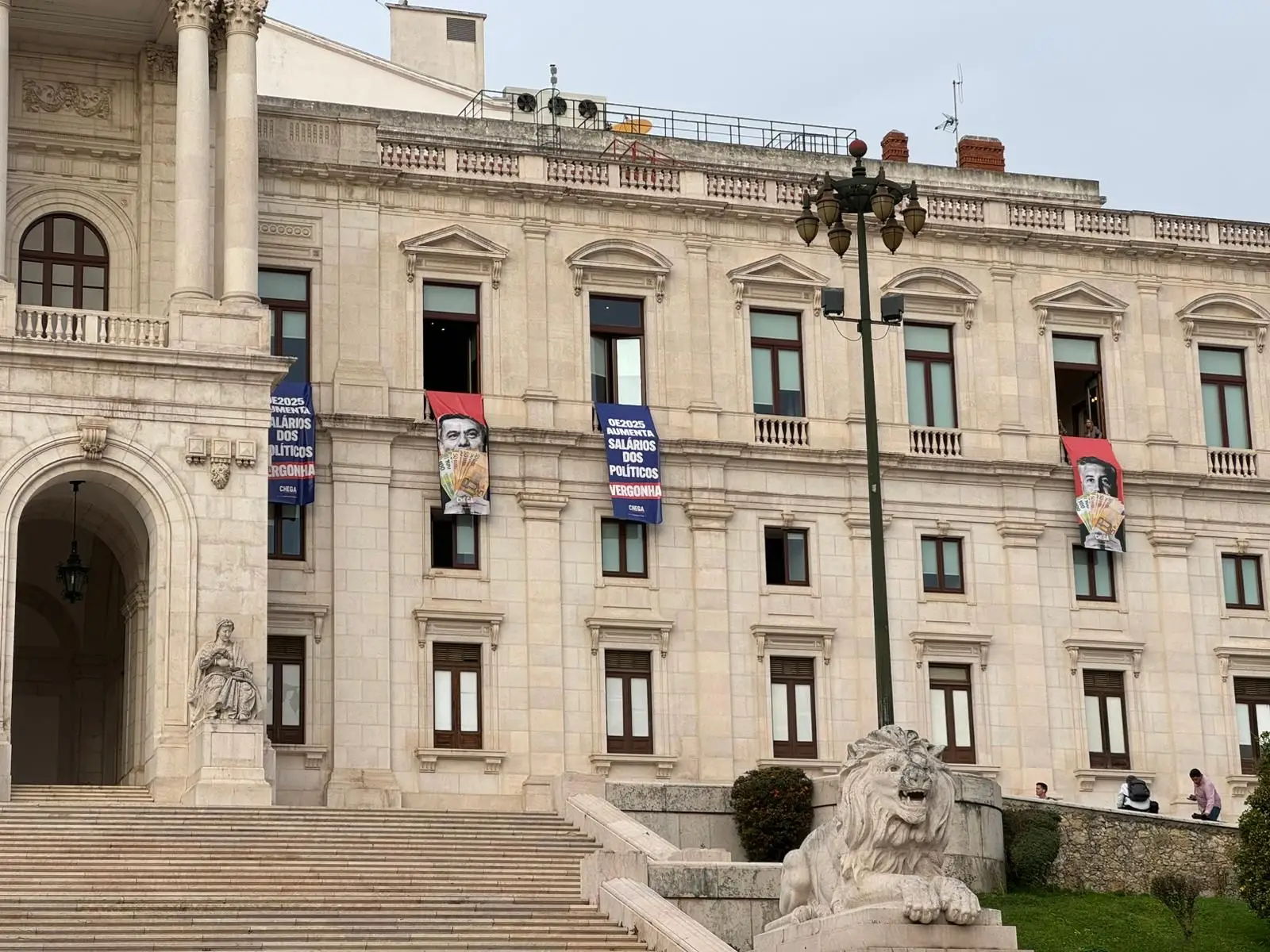 Parlamento cria "Prémio Mário Soares, Liberdade e Democracia", partidos voltaram a condenar o Chega por tarjas