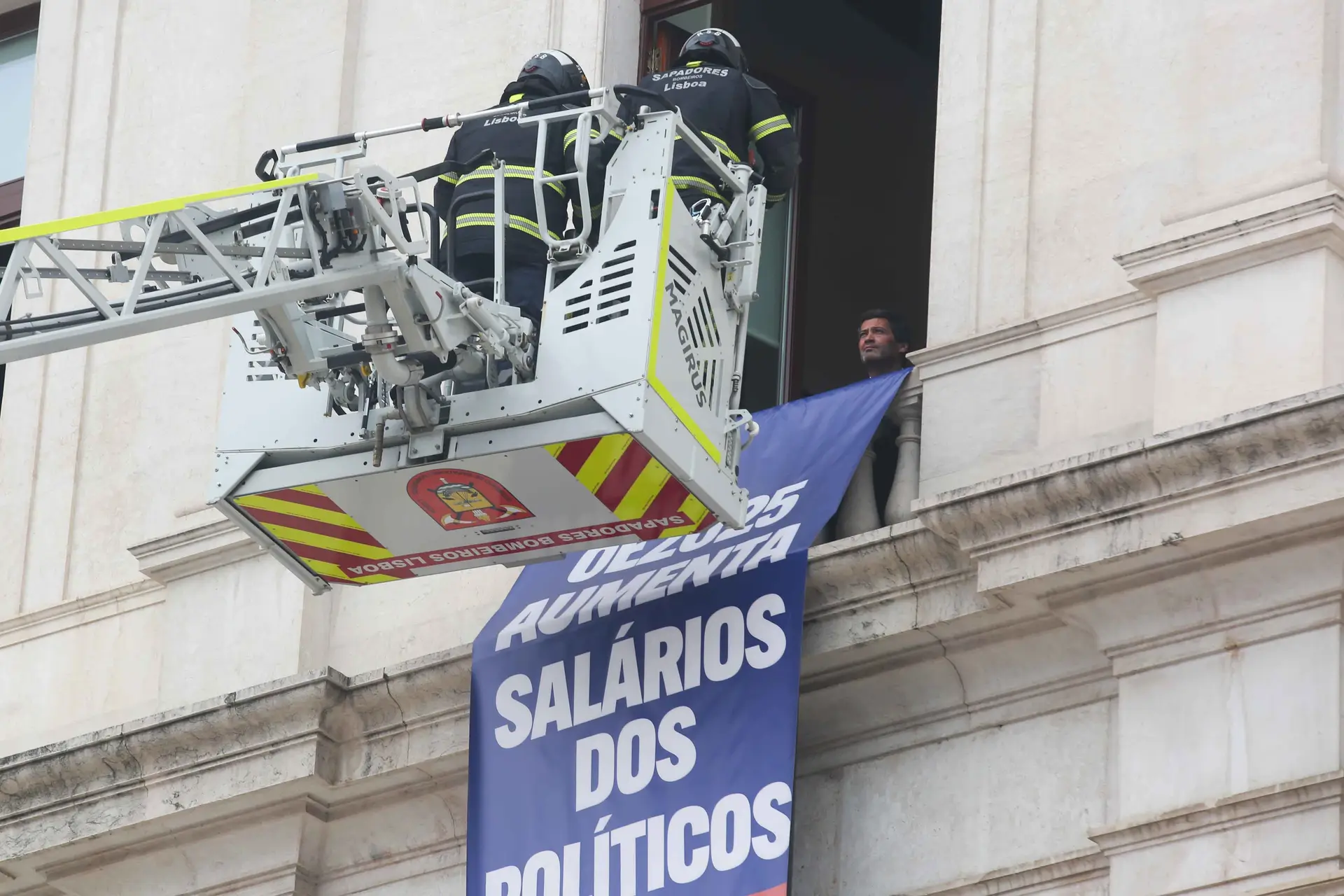 Ventura deu o dito por não dito e Chega ludibriou bombeiros durante 33 minutos: "Hão de precisar dos bombeiros e ficam a arder"