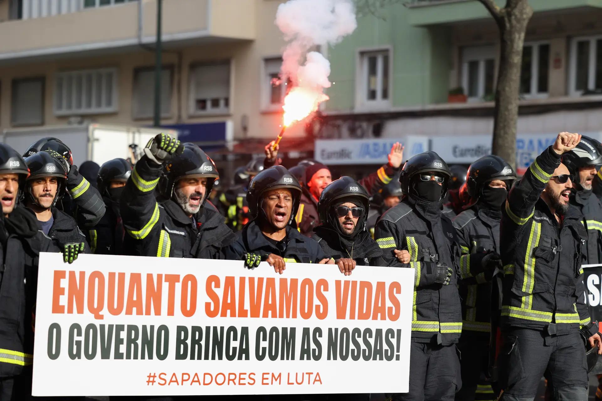 Dez perguntas sobre o protesto dos sapadores: quem os liderou? O que exigem bombeiros e o que dá o Governo? As ações de luta vão continuar?