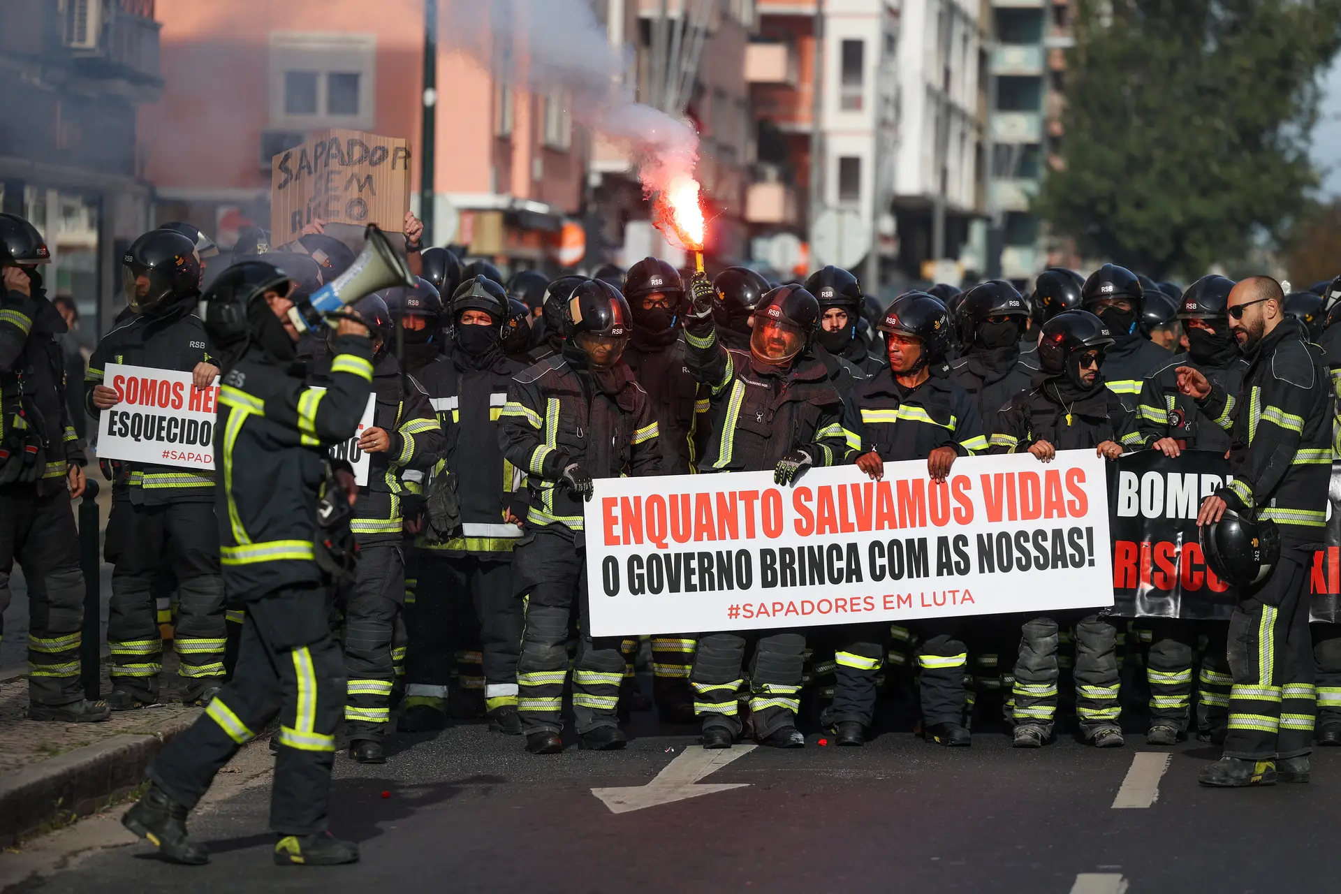 Bombeiros Sapadores: PSP identifica manifestantes em protesto ilegal