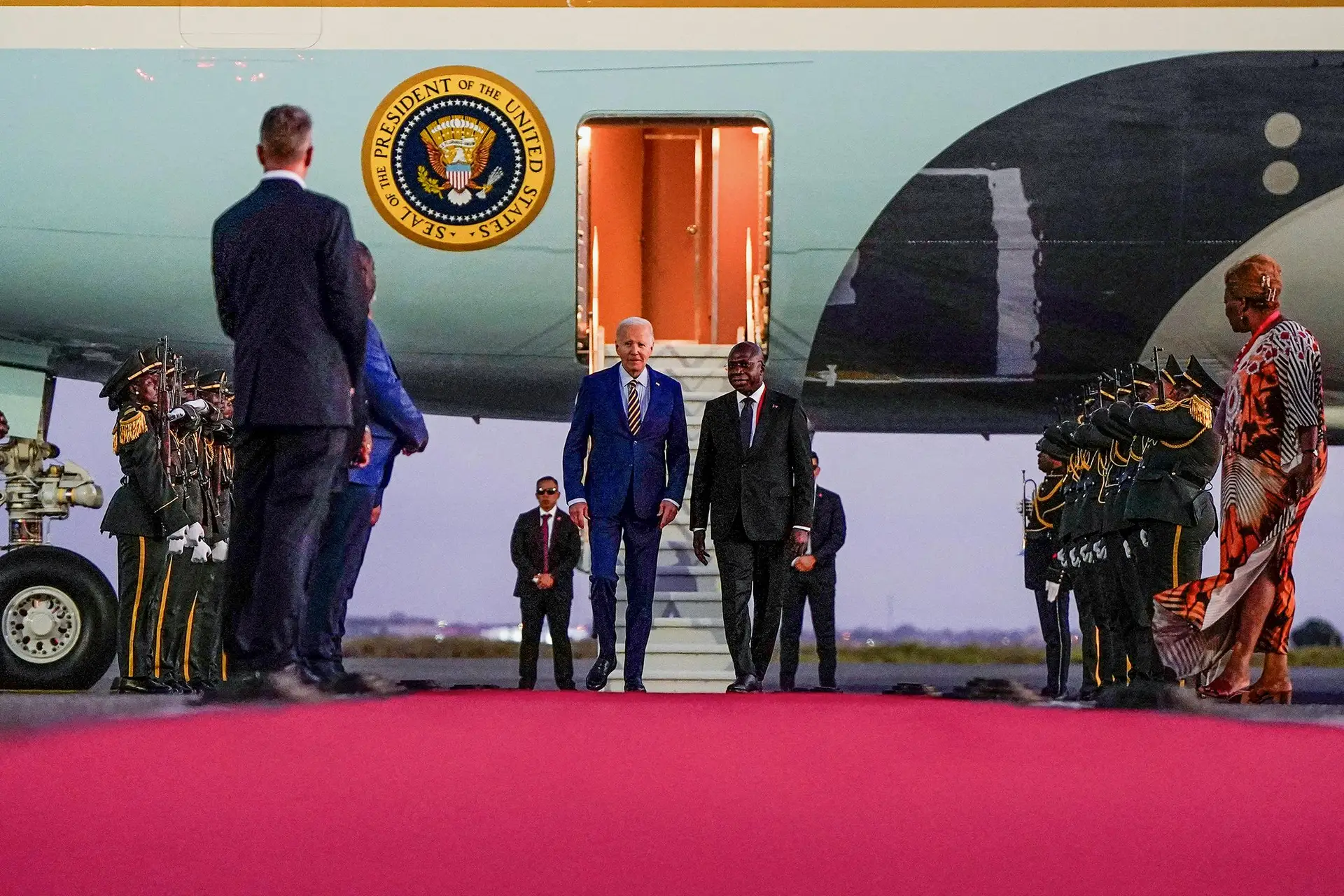 Biden com o ministro dos Negócios Estrangeiros angolano, Tete António, em Luanda na passada segunda-feira