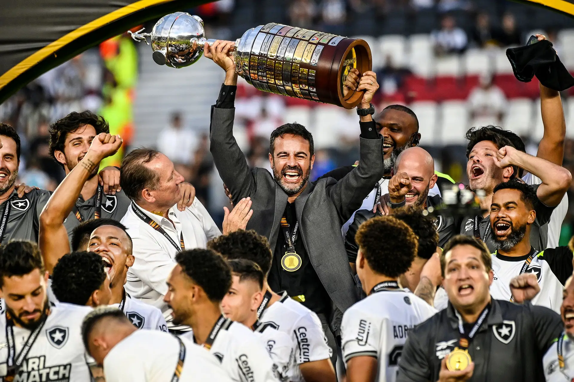 Artur Jorge pode igualar o que só duas outras equipas lograram na história do futebol brasileiro: apenas o Flamengo de Jorge Jesus e o Santos de Pelé venceram o campeonato e a Libertadores na mesma época