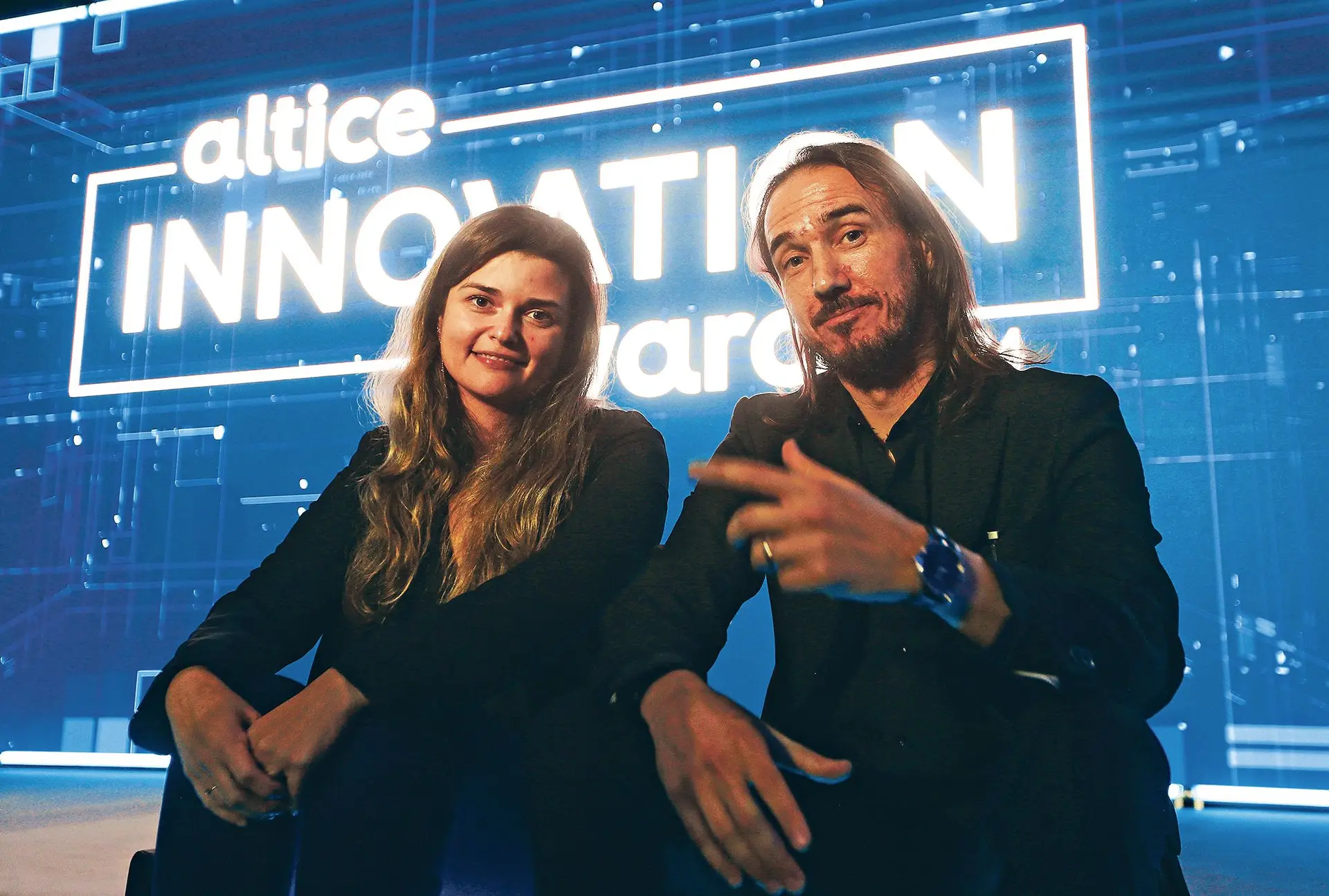 Joana Paiva e João Marcos posam após subirem ao palco da Estufa Fria em nome dos projetos vencedores das suas startups