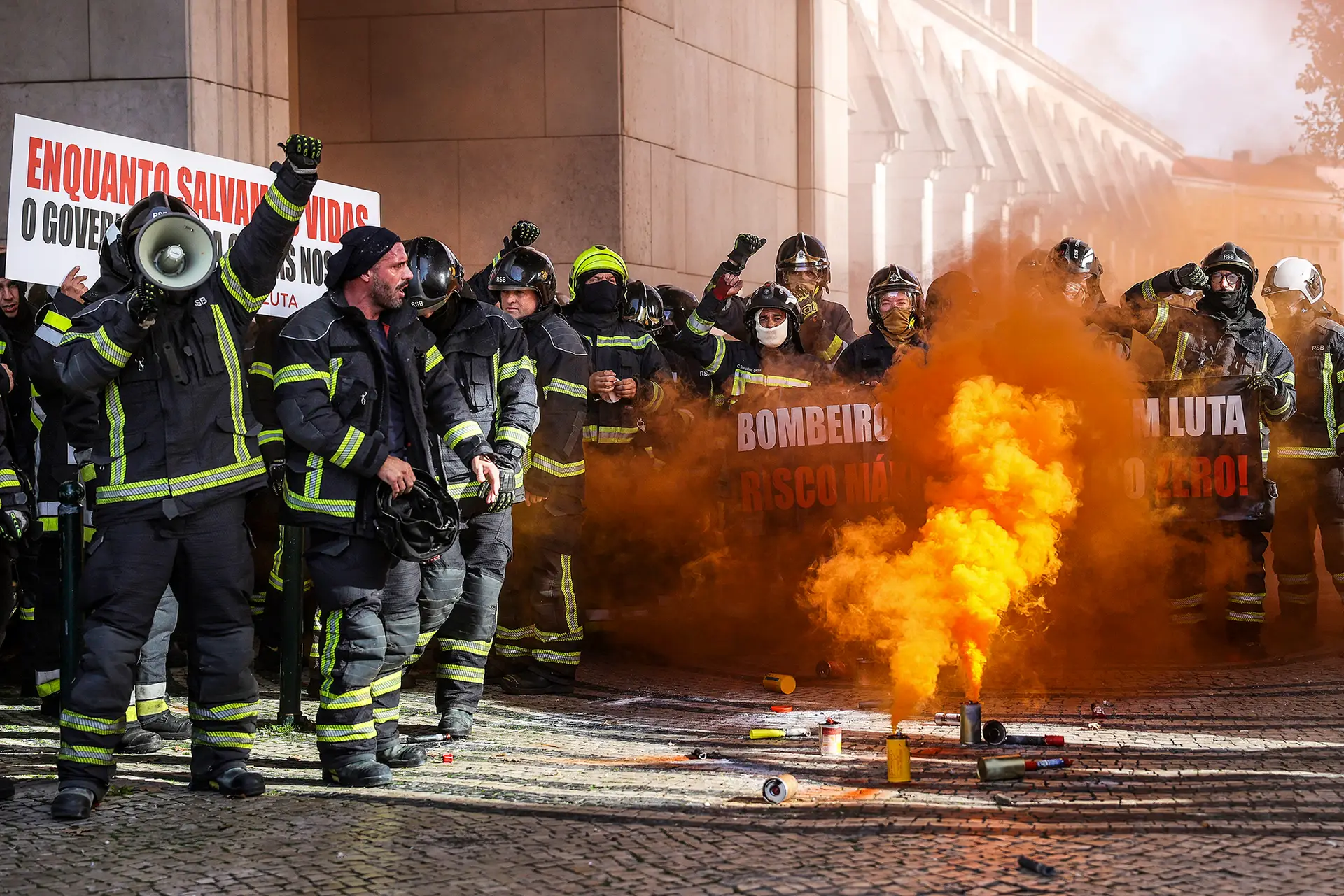 Protesto em frente à sede do Governo juntou 300 sapadores com material pirotécnico