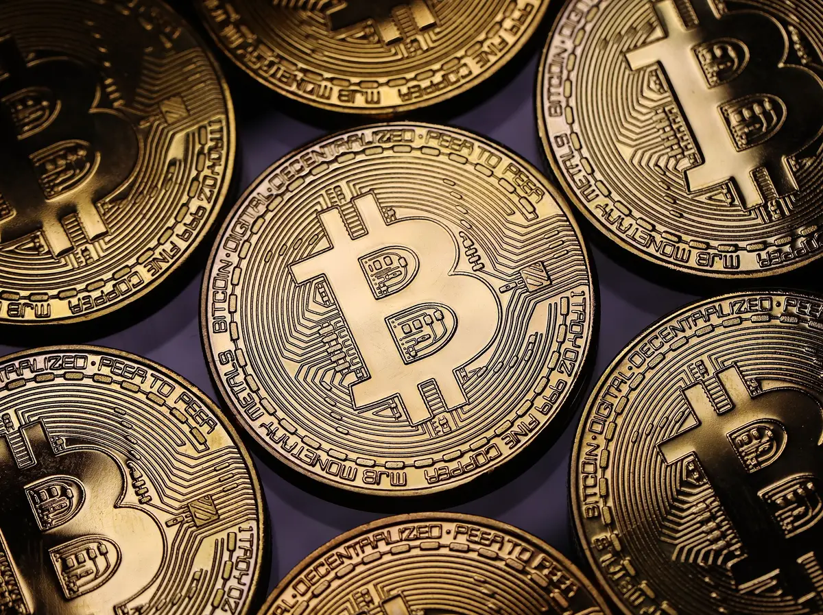 Bitcoin supera os 100 mil dólares - Expresso