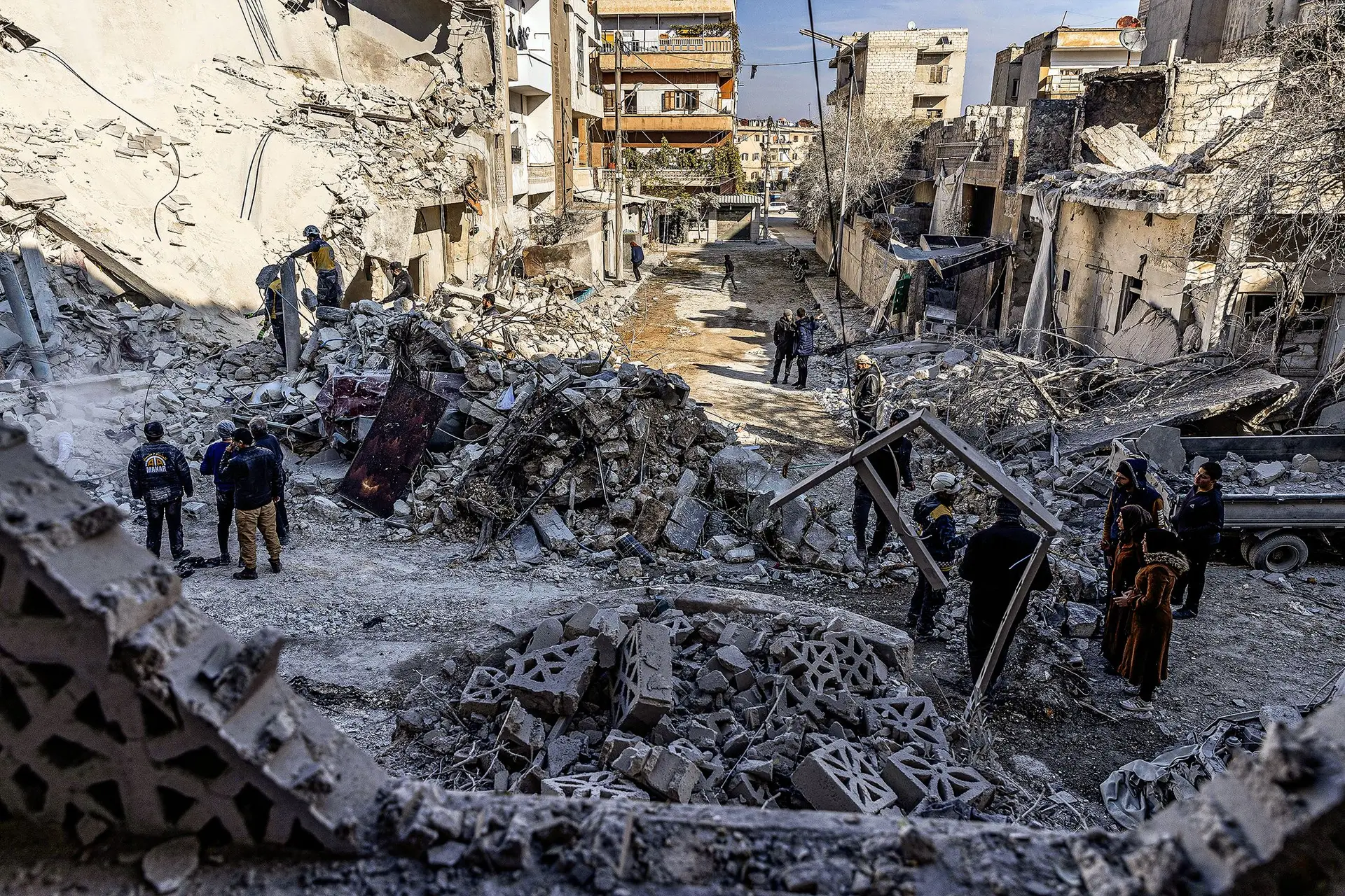 Ataques aéreos das forças governamentais destruíram parte da cidade de Idlib