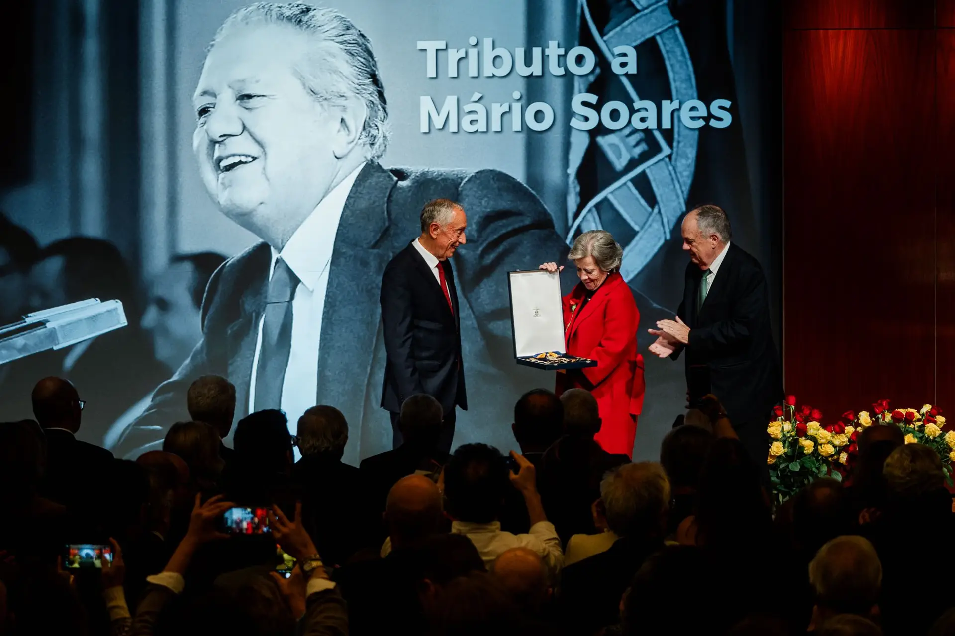 Marcelo condecora Mário Soares a título póstumo com o Grande Colar da Ordem de Camões