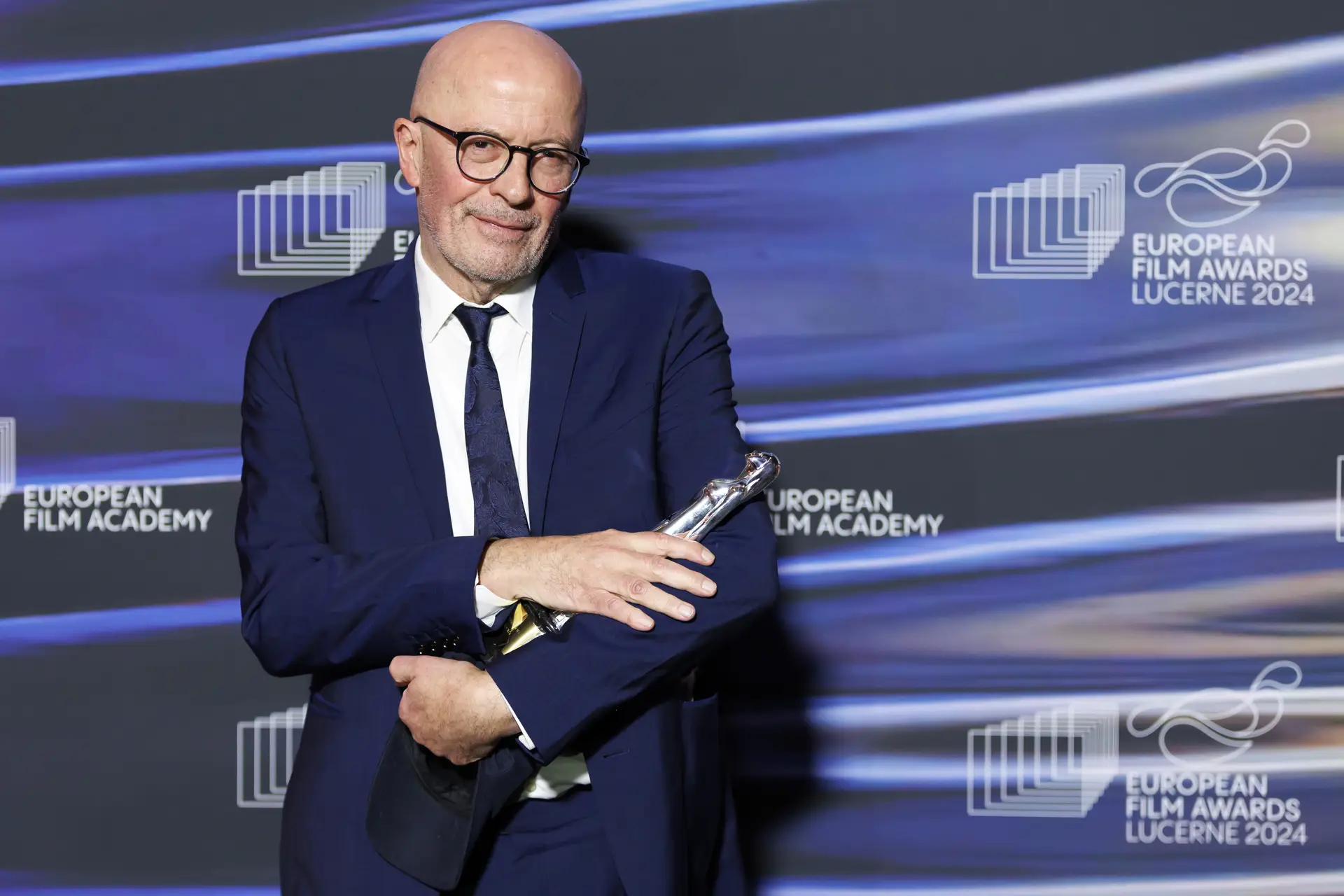 Jacques Audiard nos Prémios do Cinema Europeu com um dos vários prémios que conseguiu com “Emilia Pérez”