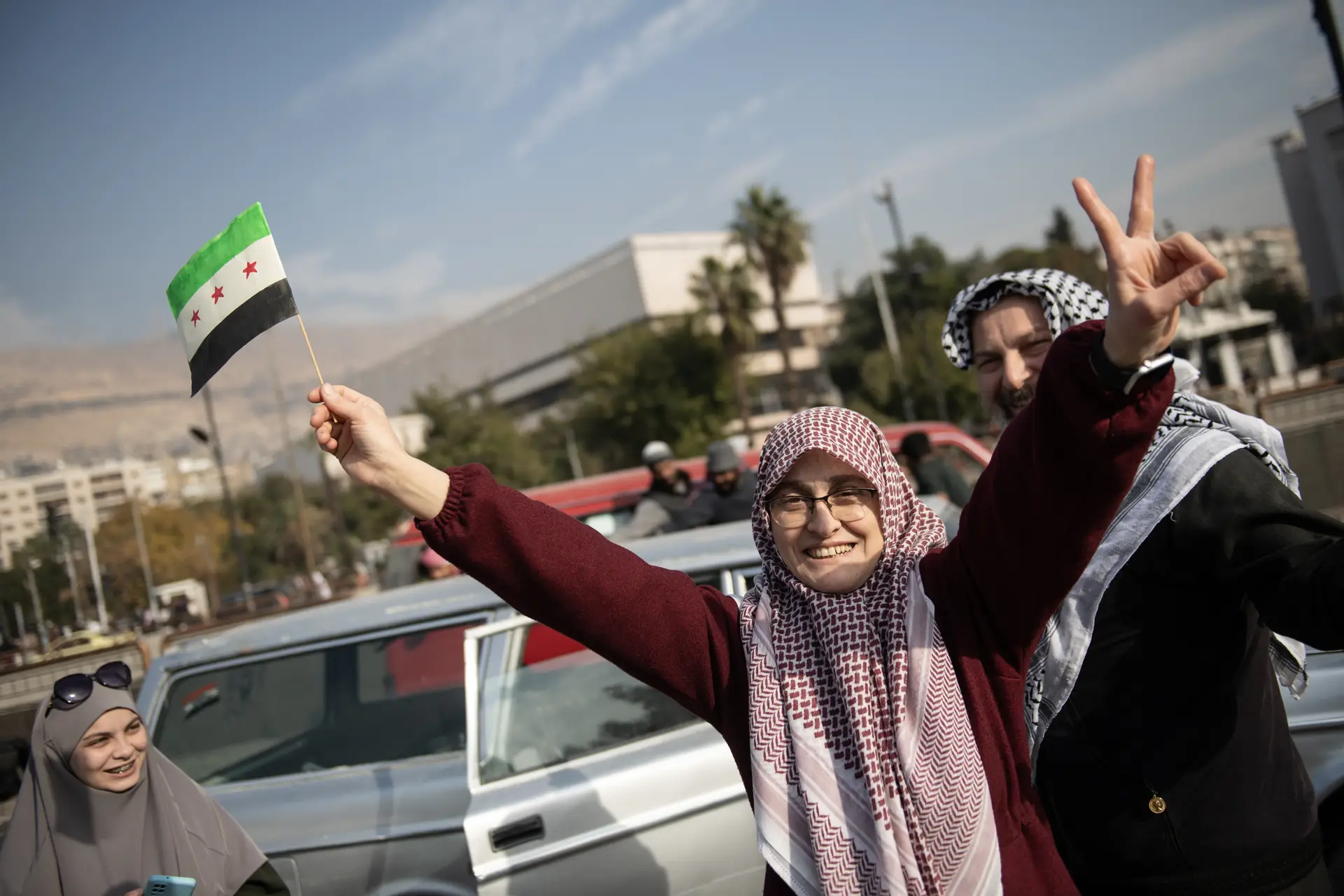 Damasco acorda sem Assad, com tiros de celebração: "Não posso acreditar que estou a viver este momento"