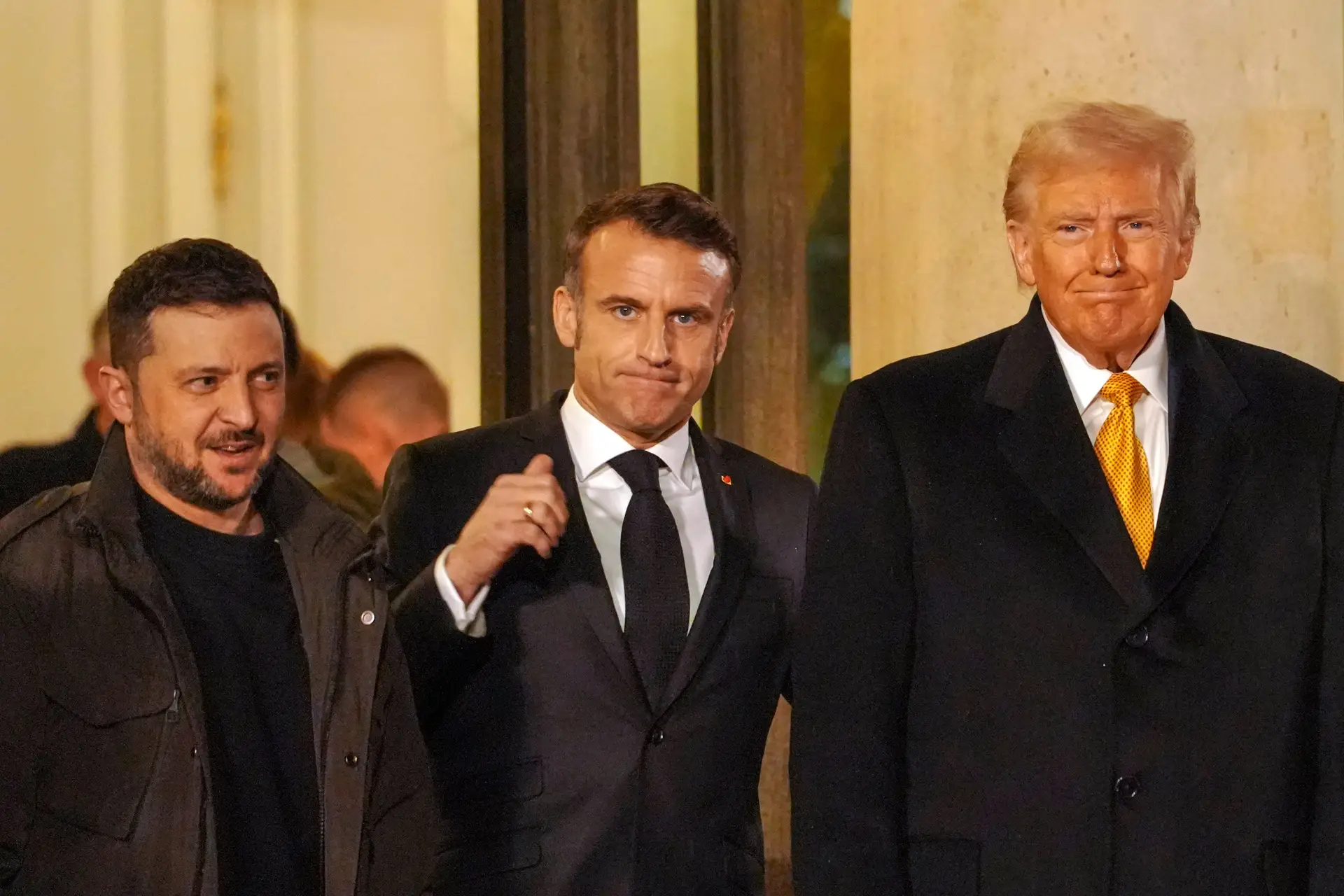 Trump regressa e empurra Zelensky para negociação com Putin, Macron tenta capitalizar no caos