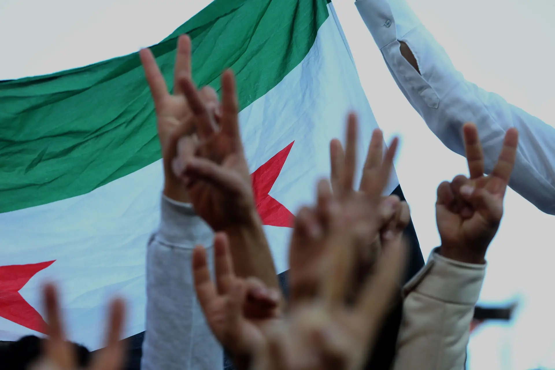 Bashar al-Assad caiu e o mundo reage entre aplausos, o desânimo e muitos apelos ao consenso interno