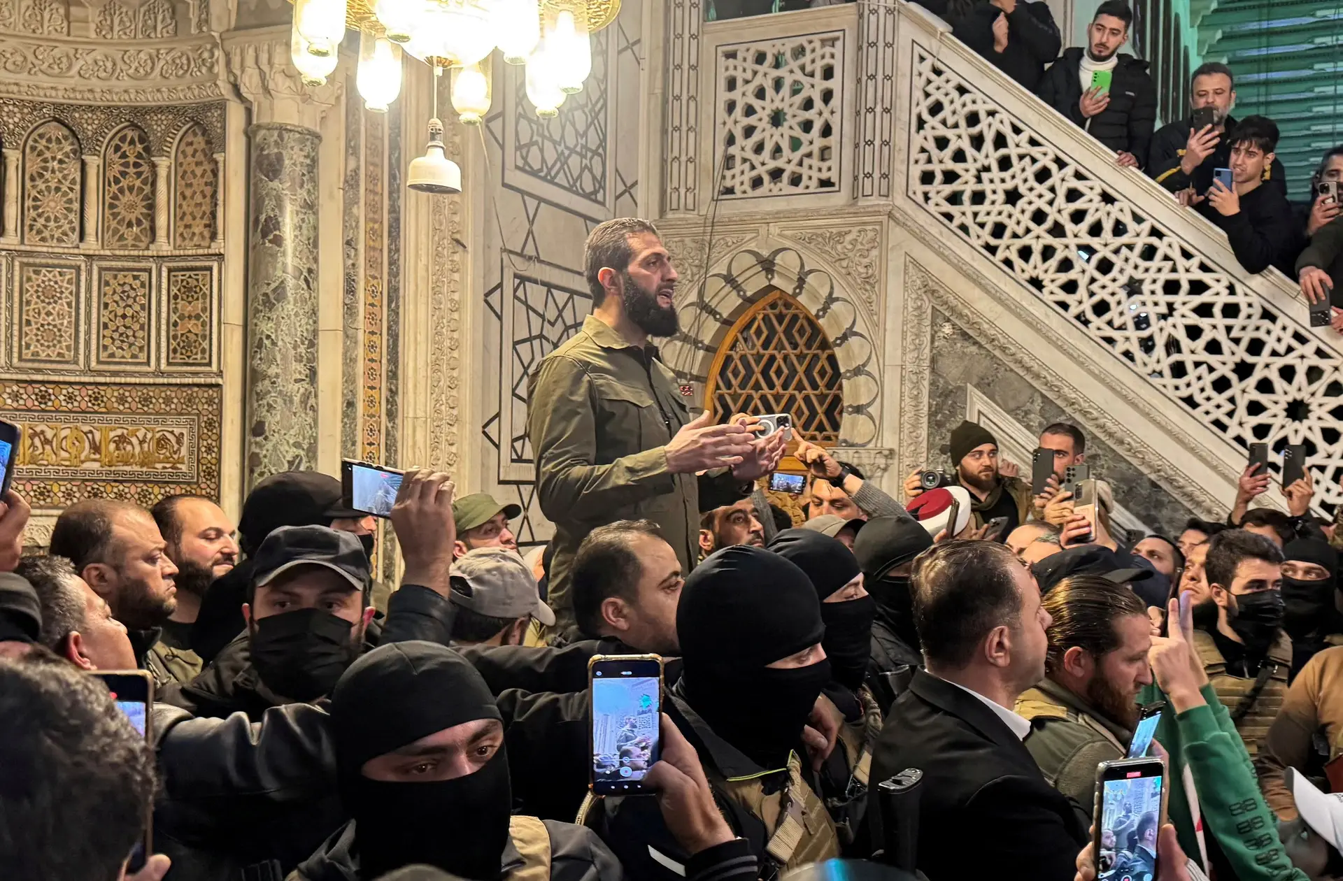 Abu Mohammed al-Jolani, discursou este domingo na famosa mesquita dos Omíadas em Damasco, depois de a capital ter sido declarada livre das forças de Bashar al-Assad