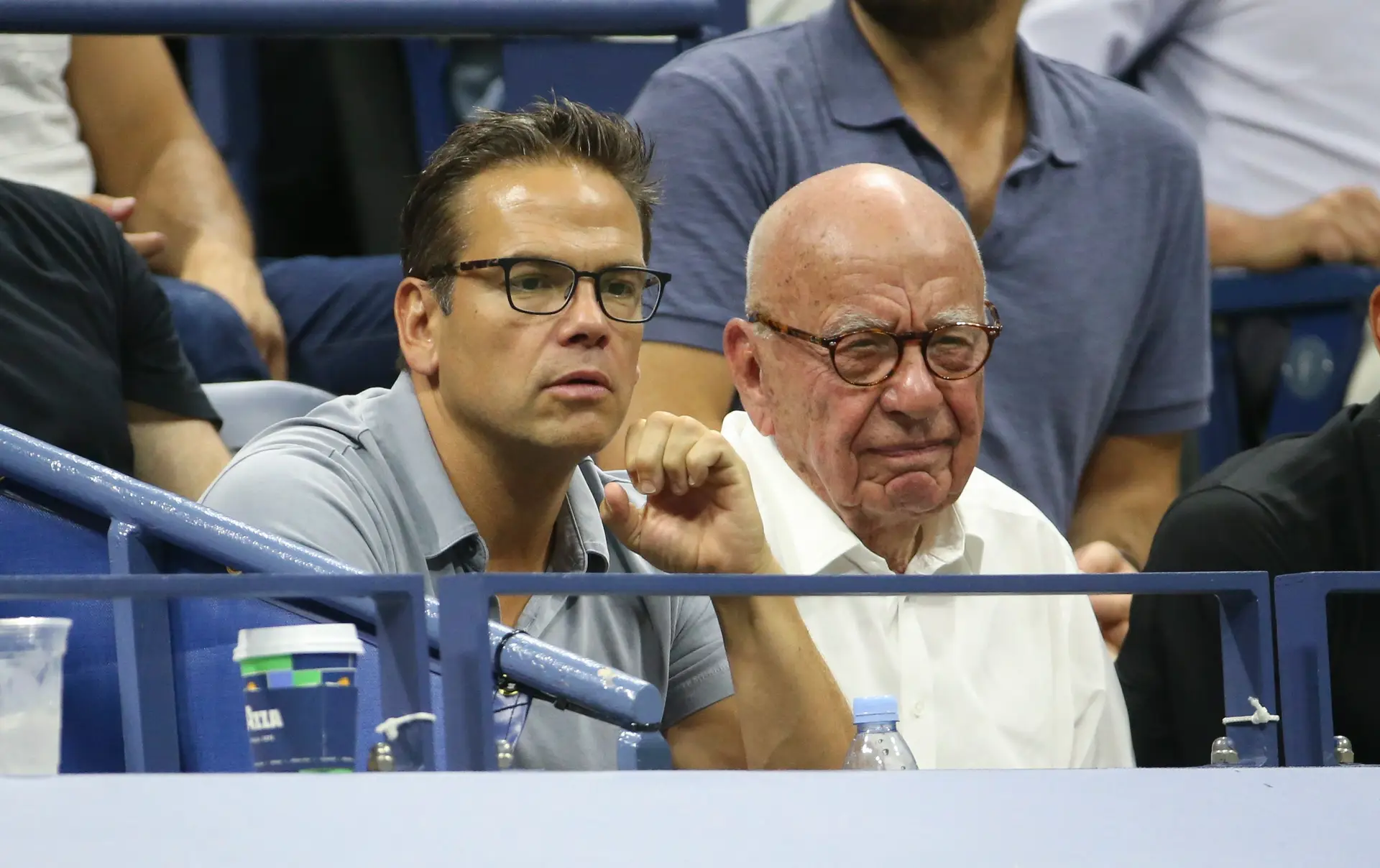 Rupert Murdoch (à direita na imagem) quis favorecer o filho Lachlan na sucessão que se abrirá após a sua morte