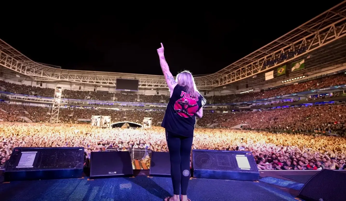 Para grandes fãs dos Iron Maiden: os vídeos emotivos do último concerto de Nicko McBrain e a homenagem da banda ao seu baterista