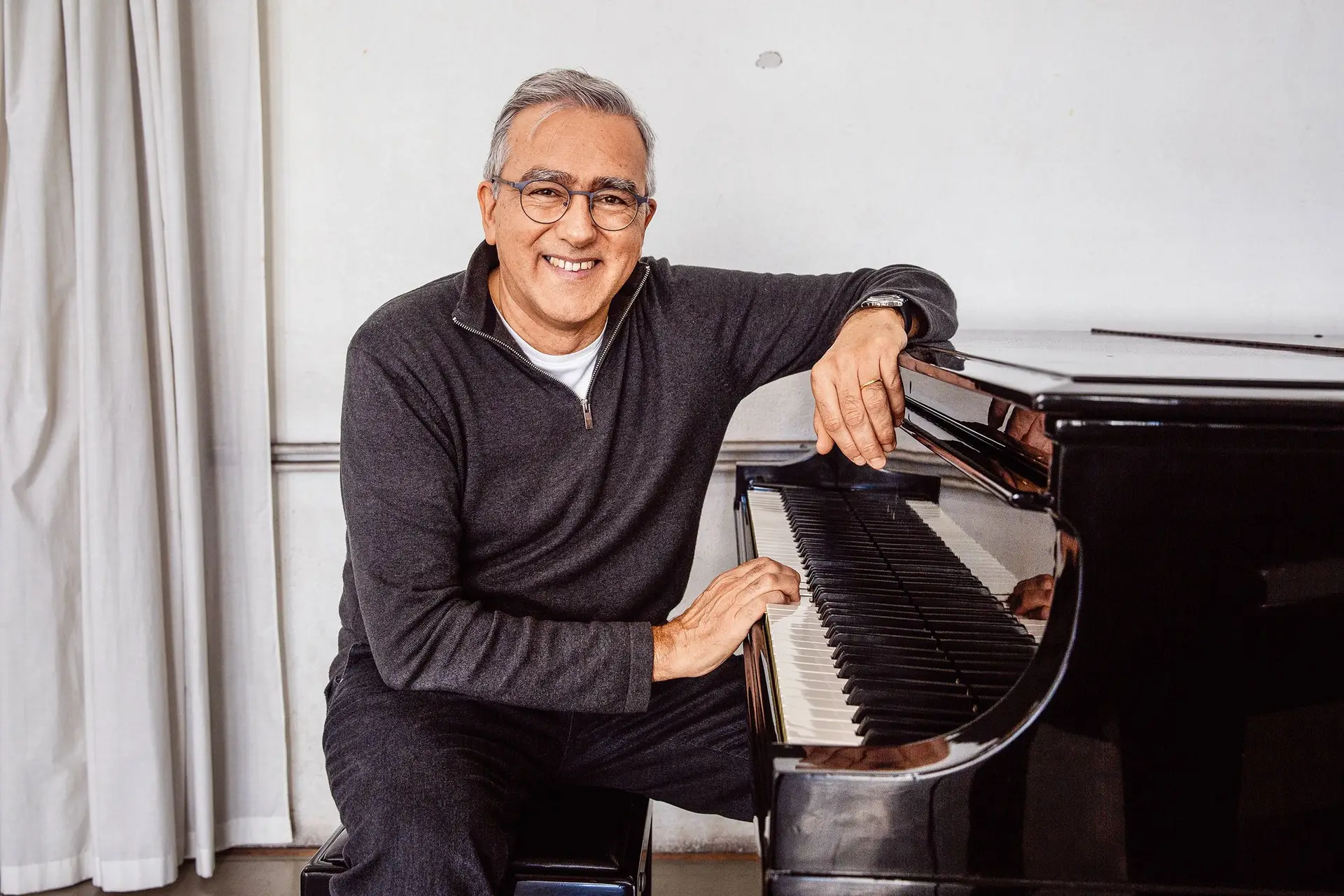 Luís Tinoco fotografado nos Estúdios Victor Córdon, em Lisboa, na manhã seguinte a saber que tinha sido escolhido para receber o Prémio Pessoa deste ano