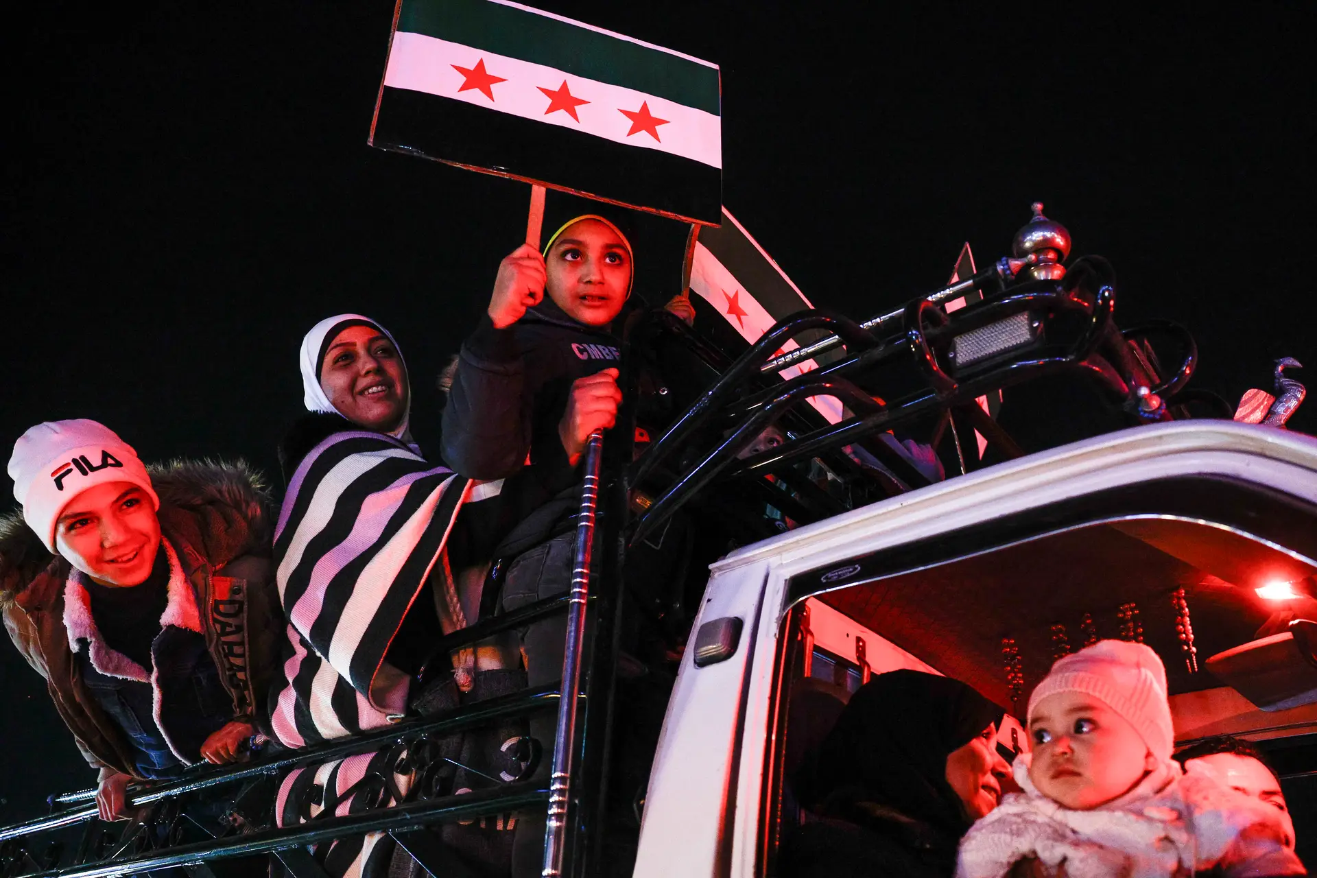 Sírios celebram em Damasco a queda do regime de Assad e o fim do recolhimento obrigatório