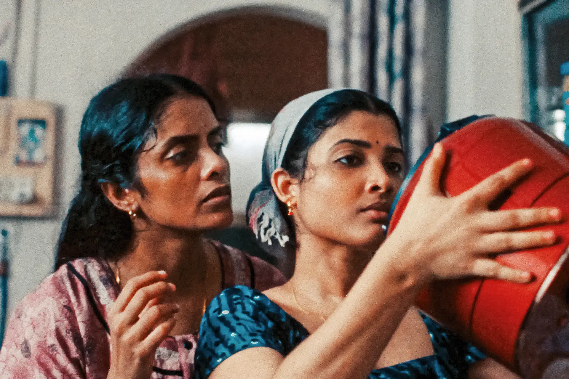 Duas amigas – Prabha, enfermeira de meia-idade, e Anu, sua colega – tecem uma teia de cumplicidades e partilhas