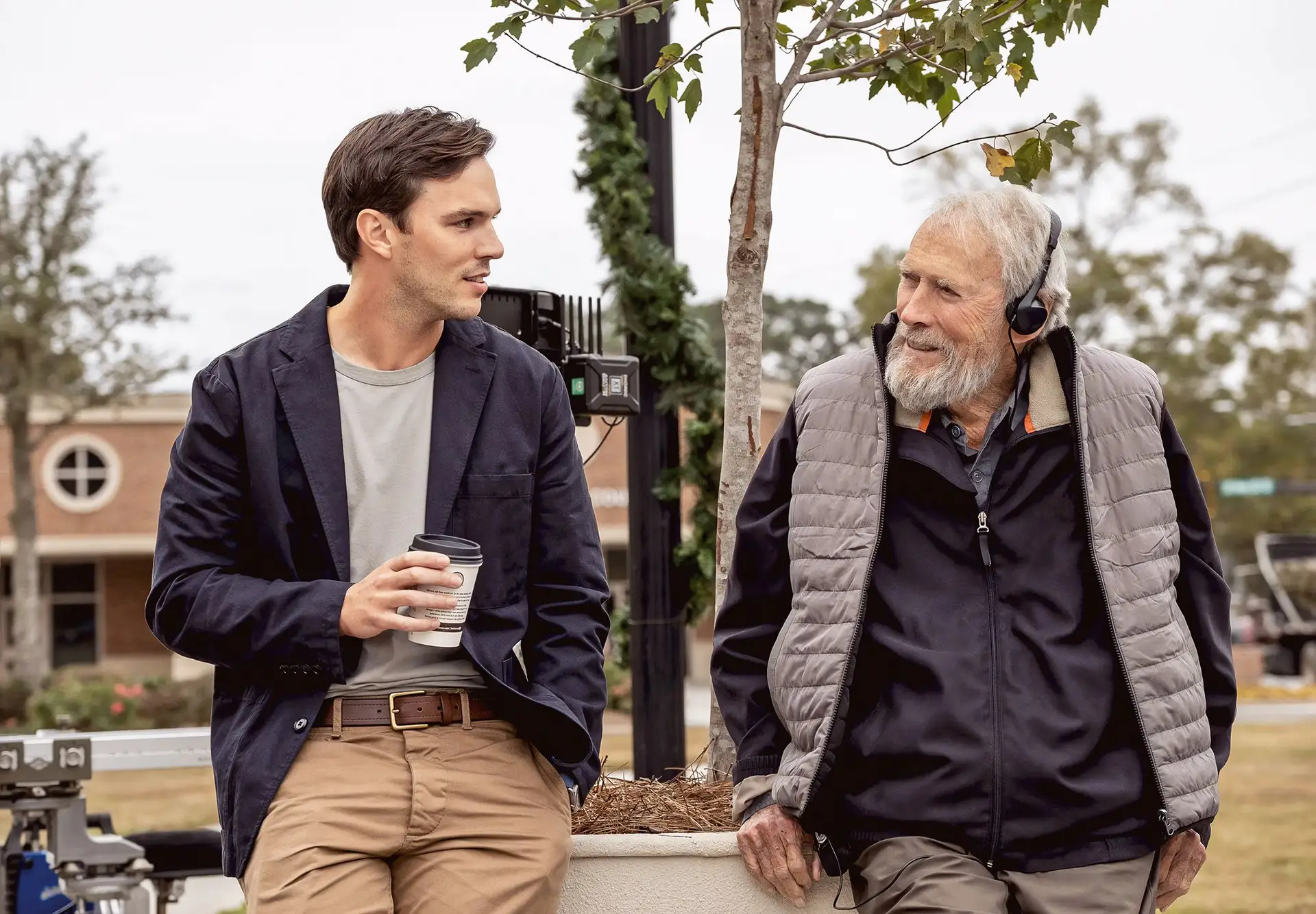 Nicholas Hoult, protagonista de “Juror #2”, e o cineasta Clint Eastwood