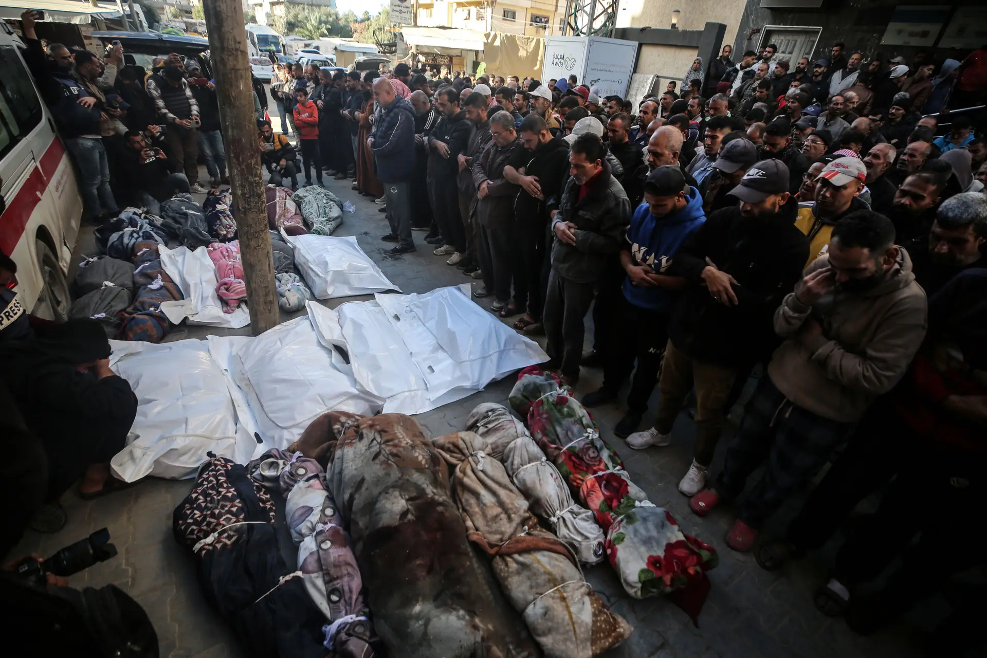 Palestinianos em Gaza choram a morte de 33 pessoas num ataque israelita