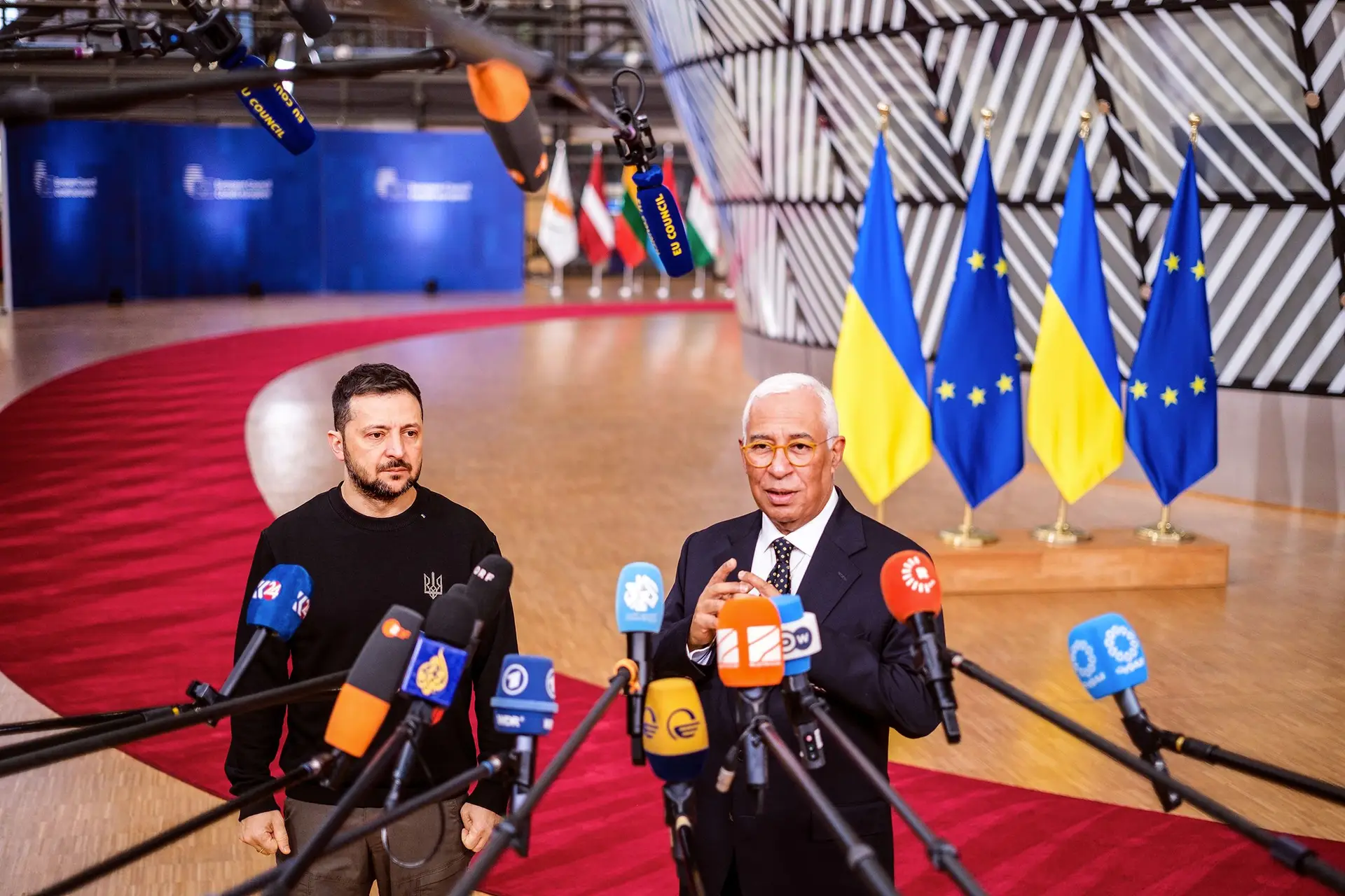 Zelensky e António Costa à chegada para o seu primeiro Conselho Europeu