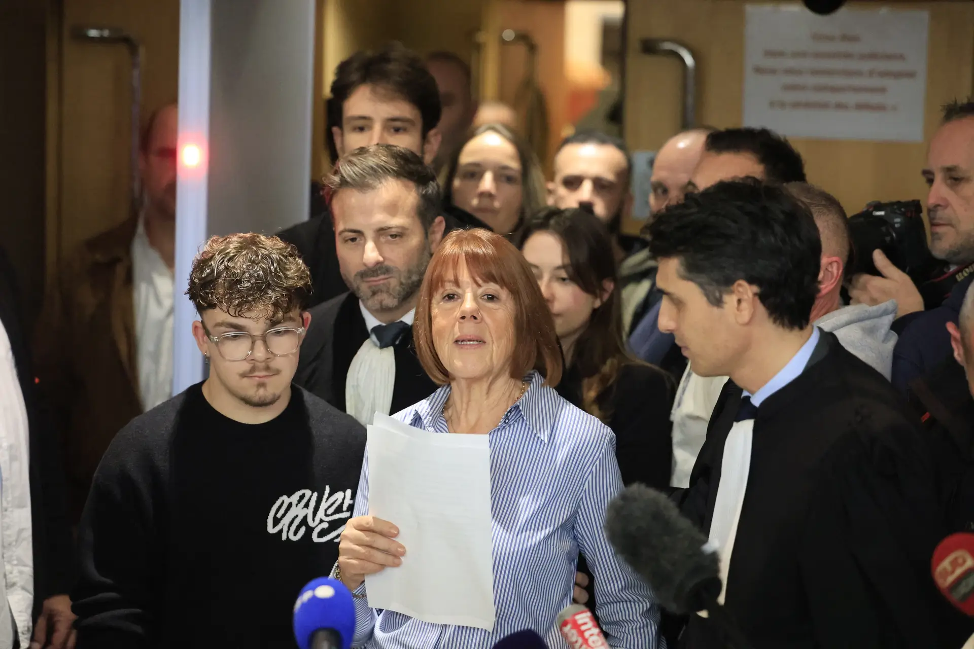 Gisèle Pelicot, com os advogados Stephane Babonneau e Antoine Camus, à saída do tribunal em Avignon