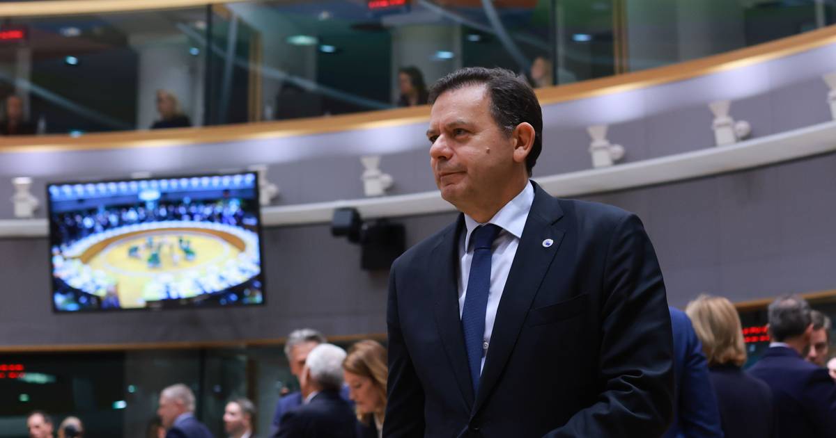 "Podemos ter eventualmente uma situação de défice e equilibrio nas contas públicas", admite Montenegro