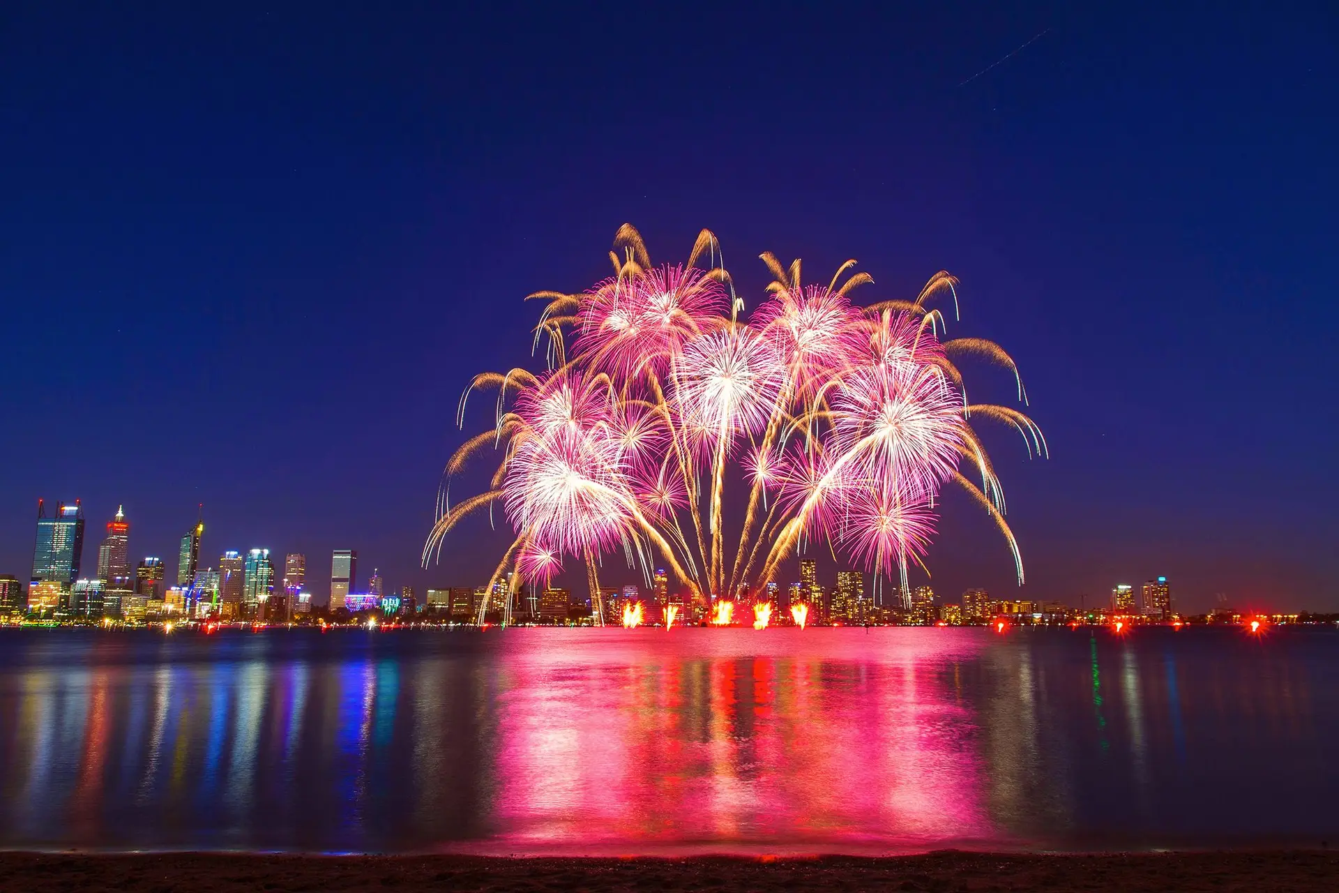 Os fogos de fim de ano sobre a baía de Sidney, na Austrália