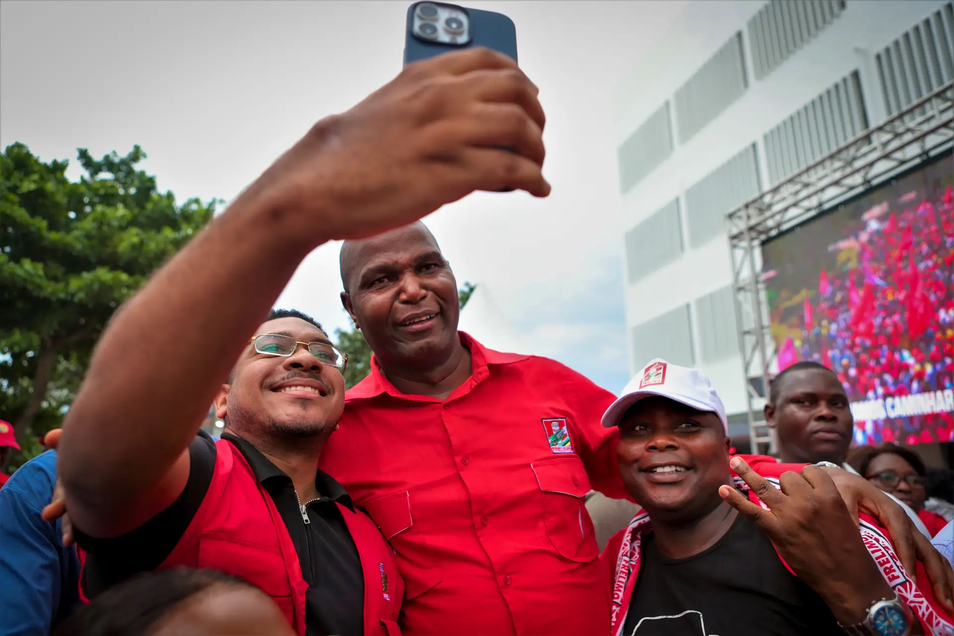 Chapo forma governo em Moçambique, mas Mondlane exige 25 mudanças sob ameaça de "olho por olho"