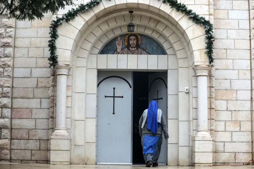 Uma freira entra na Igreja da Sagrada Família, na cidade de Gaza, numa foto anterior à guerra