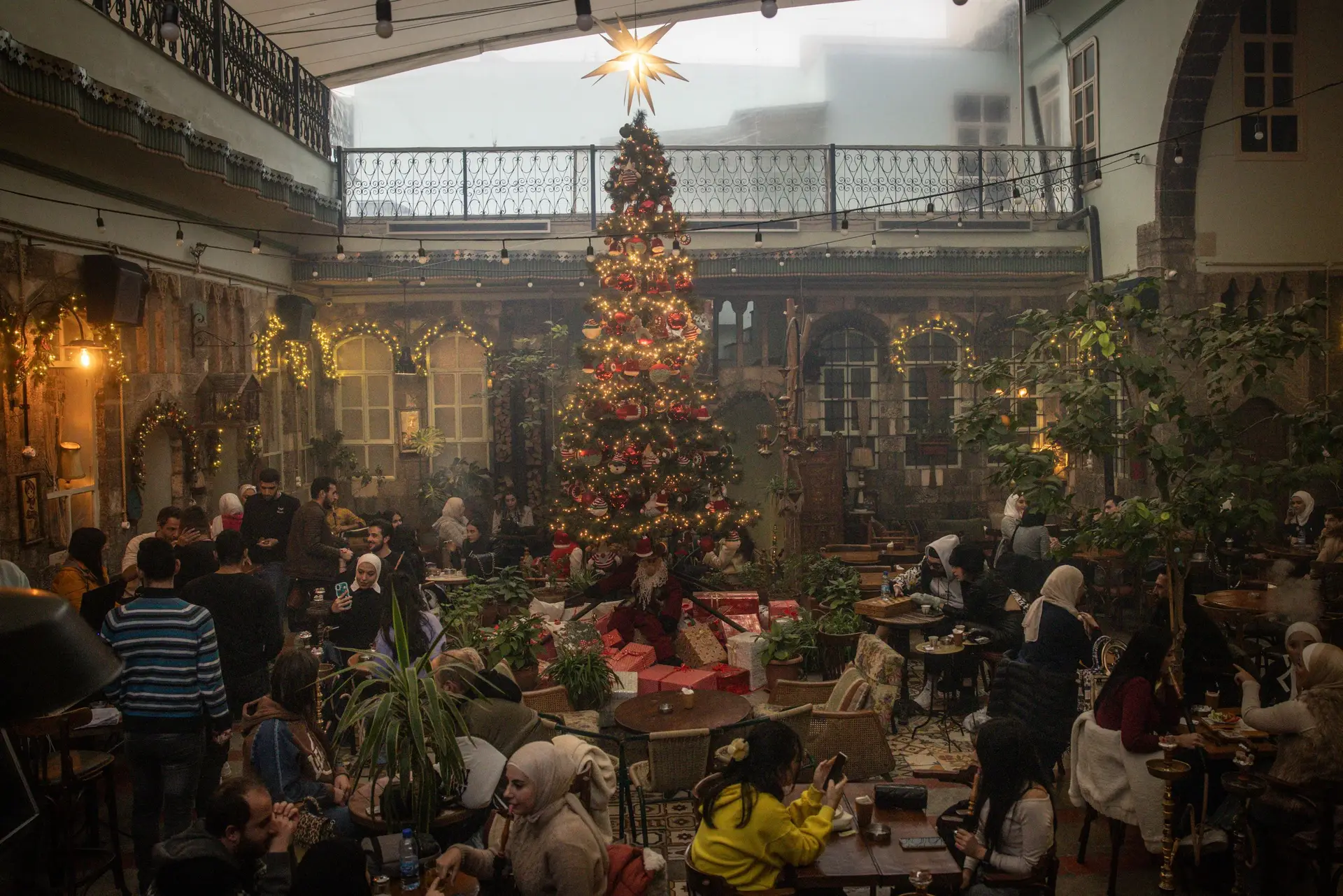 Reportagem na Síria: um Natal envolto em apreensão e uma consoada passada com Amin, Sara, George e Jan