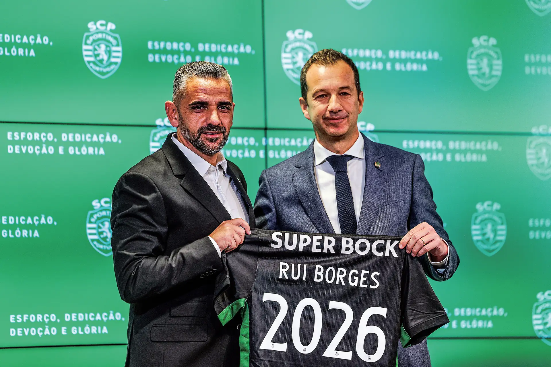 Depois de meia época no Vitória, Rui Borges assinou até 2026, com mais um ano de opção