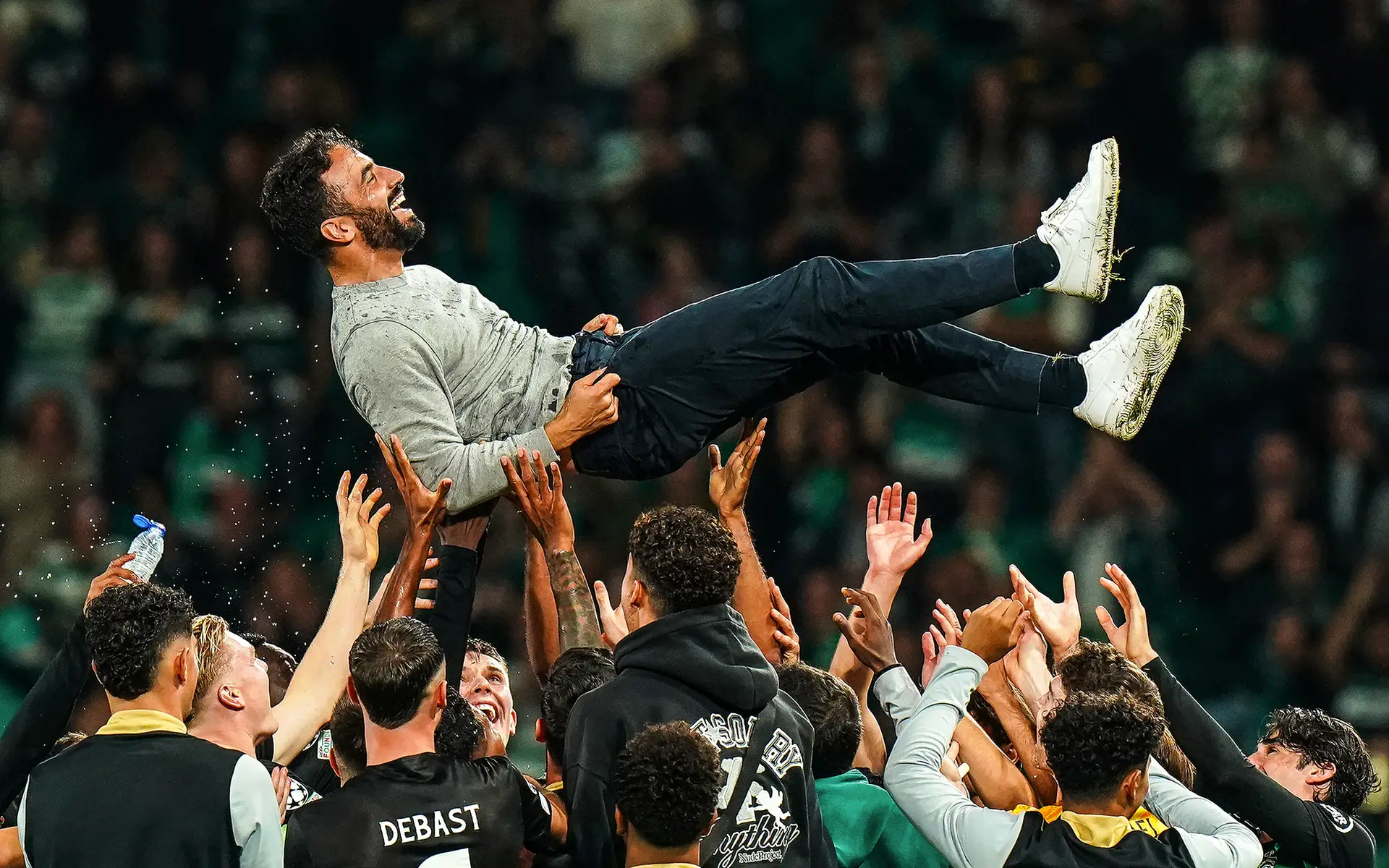 Os jogadores do Sporting atiram Amorim ao ar, numa imagem da apoteótica despedida do técnico de Alvalade, depois de bater o City por 4-1, a 5 de novembro. Foi o culminar de quatro anos e meio em que o treinador mudou a história dos leões