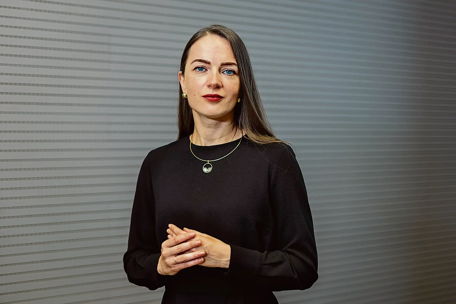 Nasceu em Kiev, tem 41 anos, é advogada e diretora da organização Center for Civil Liberties. No ano em que começou a “guerra em larga escala” — como descreve ao Expresso à margem da 9ª edição das Conferências do Estoril, na Faculdade Nova SBE, em Carcavelos, Lisboa — recebeu o Prémio Nobel da Paz, pelo “esforço notável para documentar crimes de guerra, violações dos direitos humanos e abuso de poder”