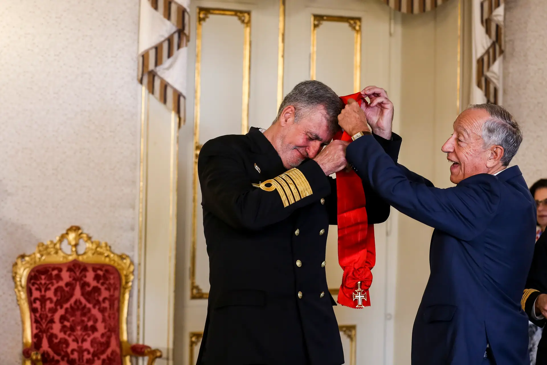 Marcelo Rebelo de Sousa condecora Almirante Gouveia e Melo com a Grâ-Cruz da Ordem de Cristo.