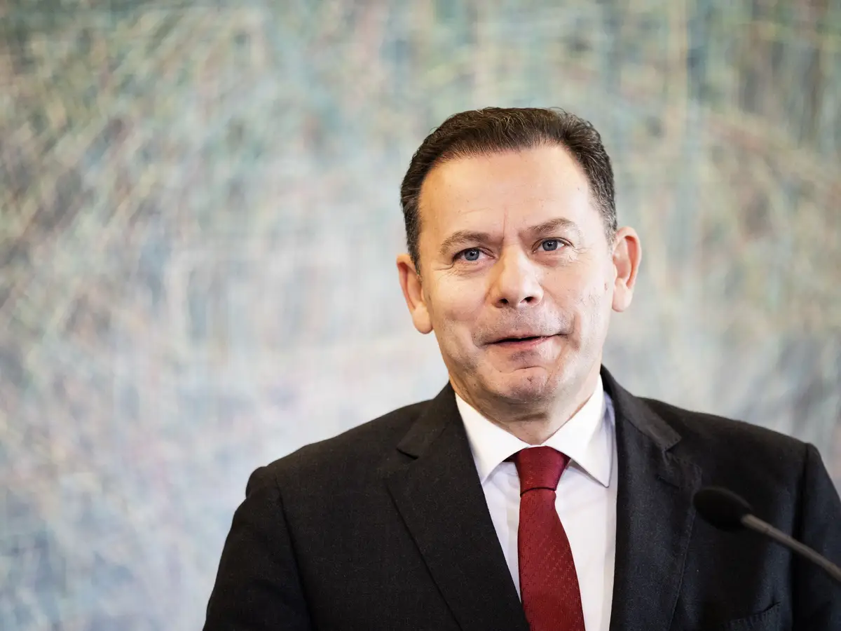 Luís Montenegro: "Sou muito honesto, também não gostei de ver" imigrantes  encostados à parede na rua do Benformoso - Expresso