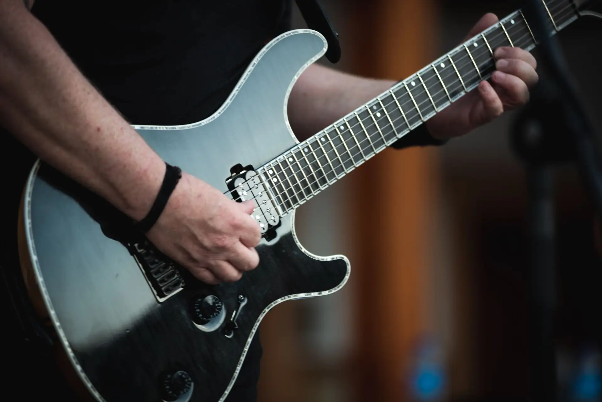Quer aprender a tocar guitarra? Estas são as 10 canções que mais ajudaram os aspirantes em 2024