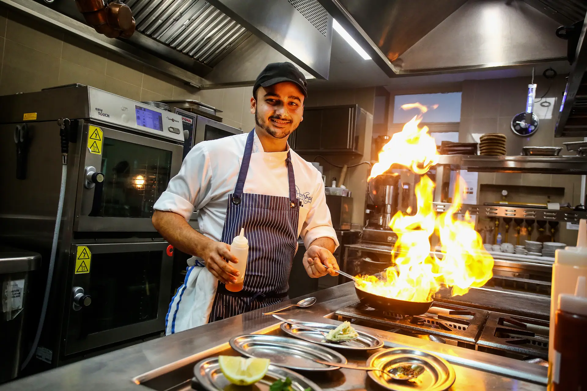 No Hotel Porto Bay Liberdade, o crescimento profissional de Ritik Kaffle tem sido notável: já passou a cozinheiro de primeira. O nepalês está focado em aprender, ter experiência numa cozinha com estrela Michelin e um dia vir a abrir o seu próprio restaurante, com fusão de comidas do mundo, também com pratos portugueses de bacalhau, de que tanto gosta