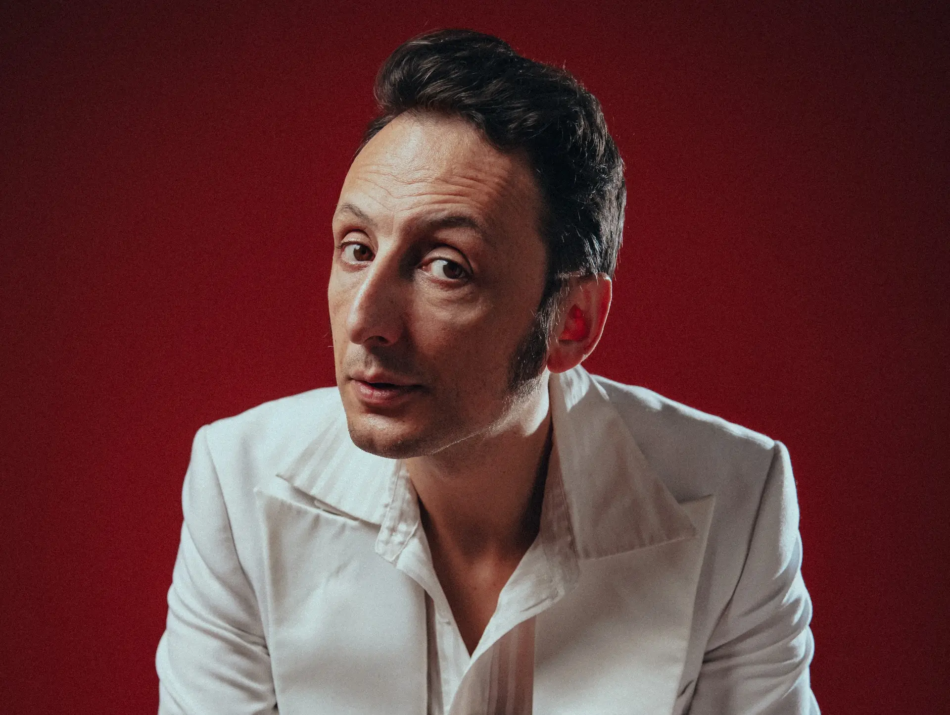 Entrevista a Samuel Úria: “Vemos pessoas conservadoras a venerar figuras que, anos antes, seriam completamente contrárias aos seus valores”