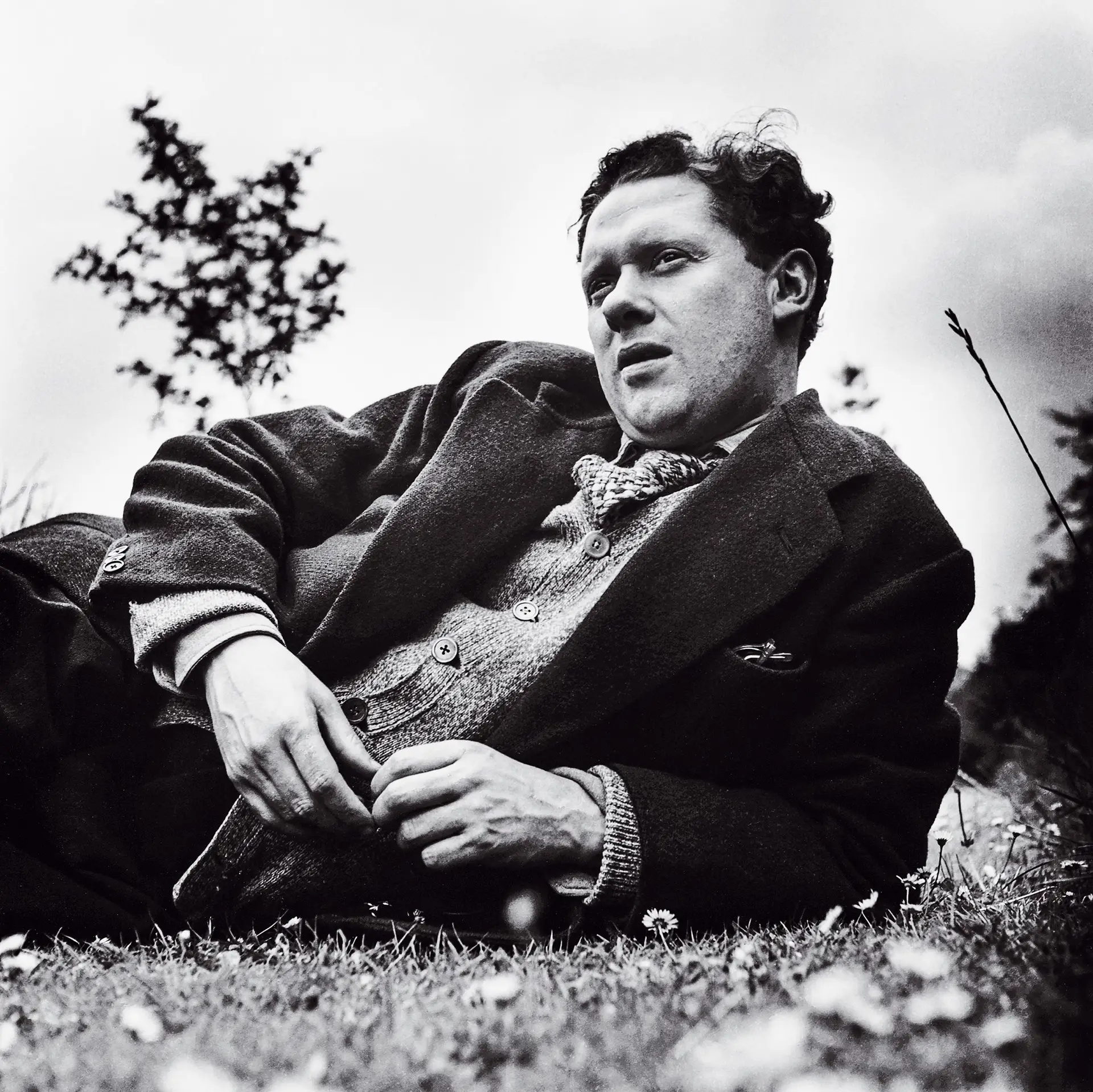 Esta antologia inclui 55 dos 91 poemas de Dylan Thomas, que morreu aos 39 anos